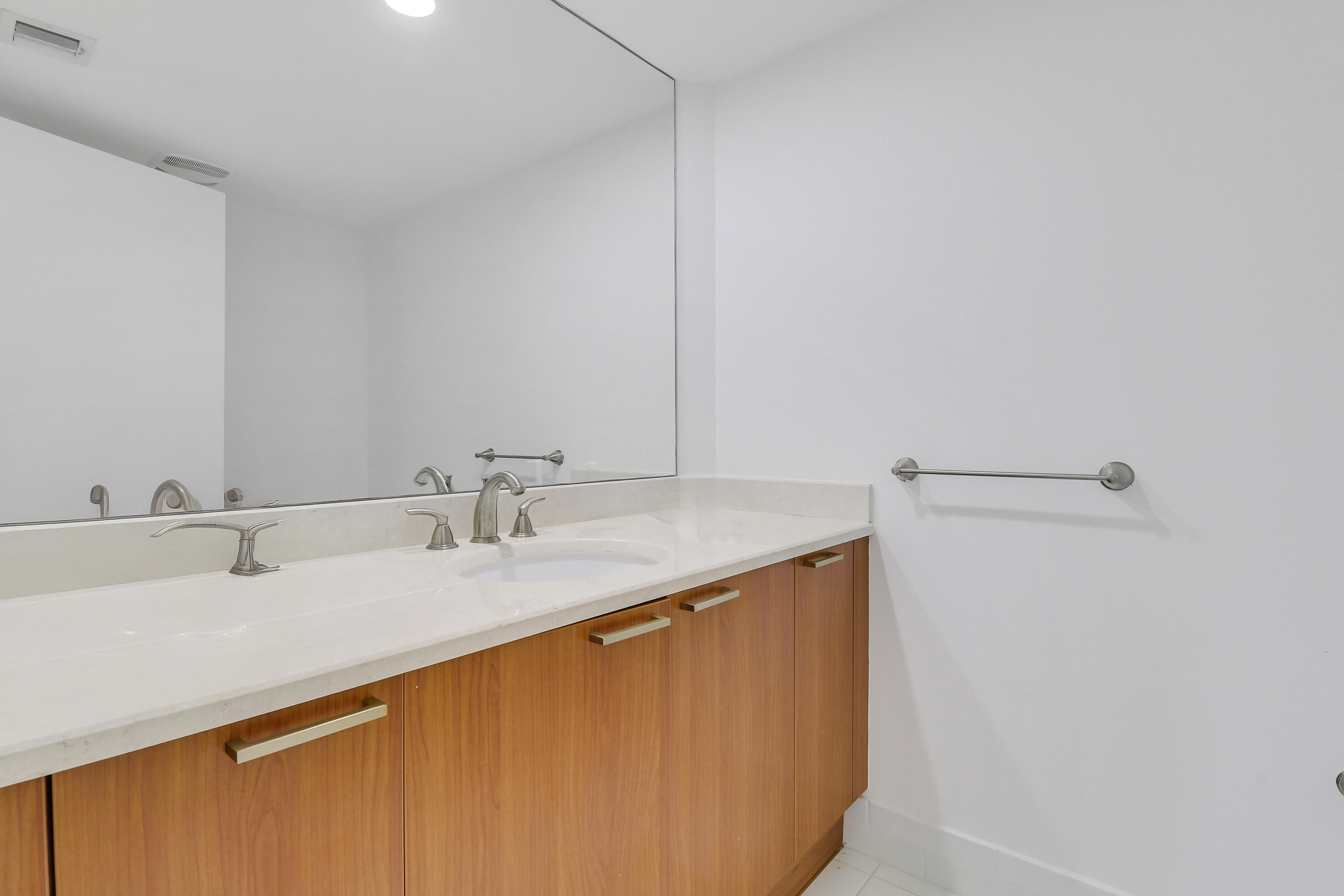 2640 Lake Shore Drive 307