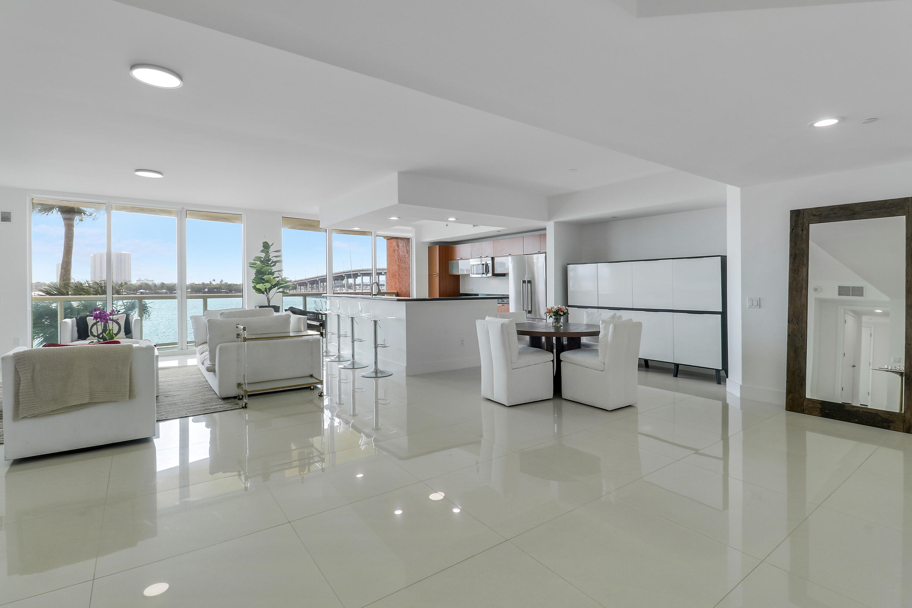 2640 Lake Shore Drive 307