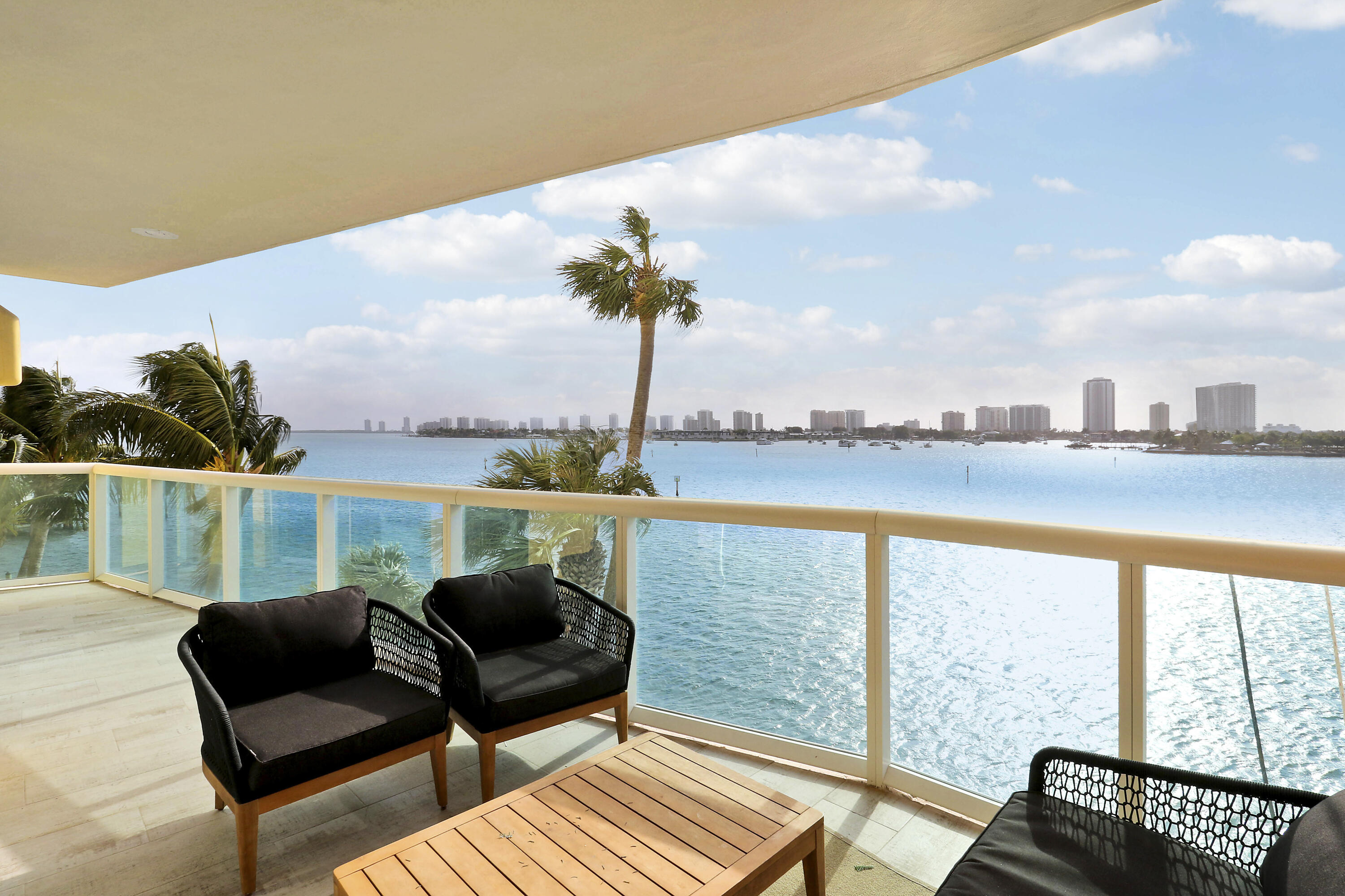 2640 Lake Shore Drive 307