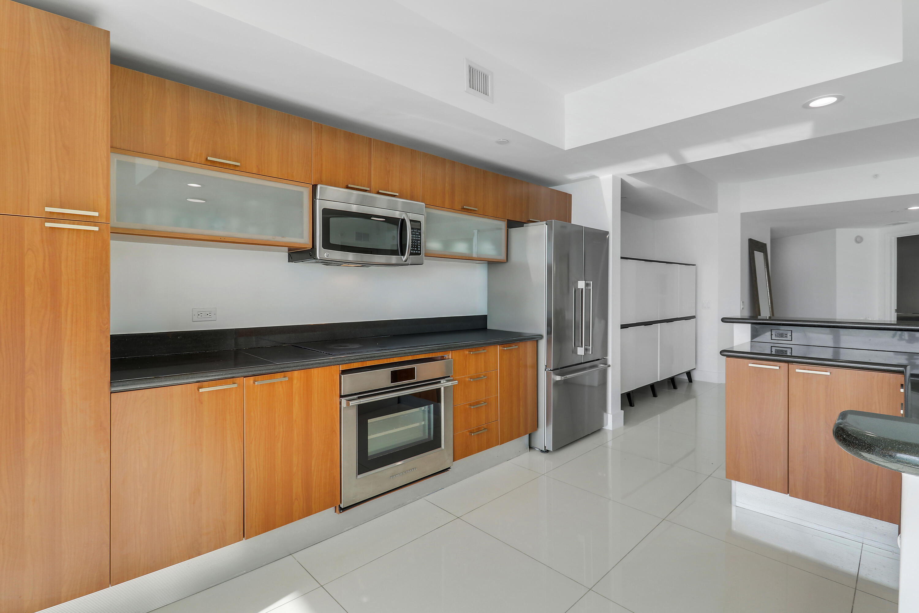 2640 Lake Shore Drive 307