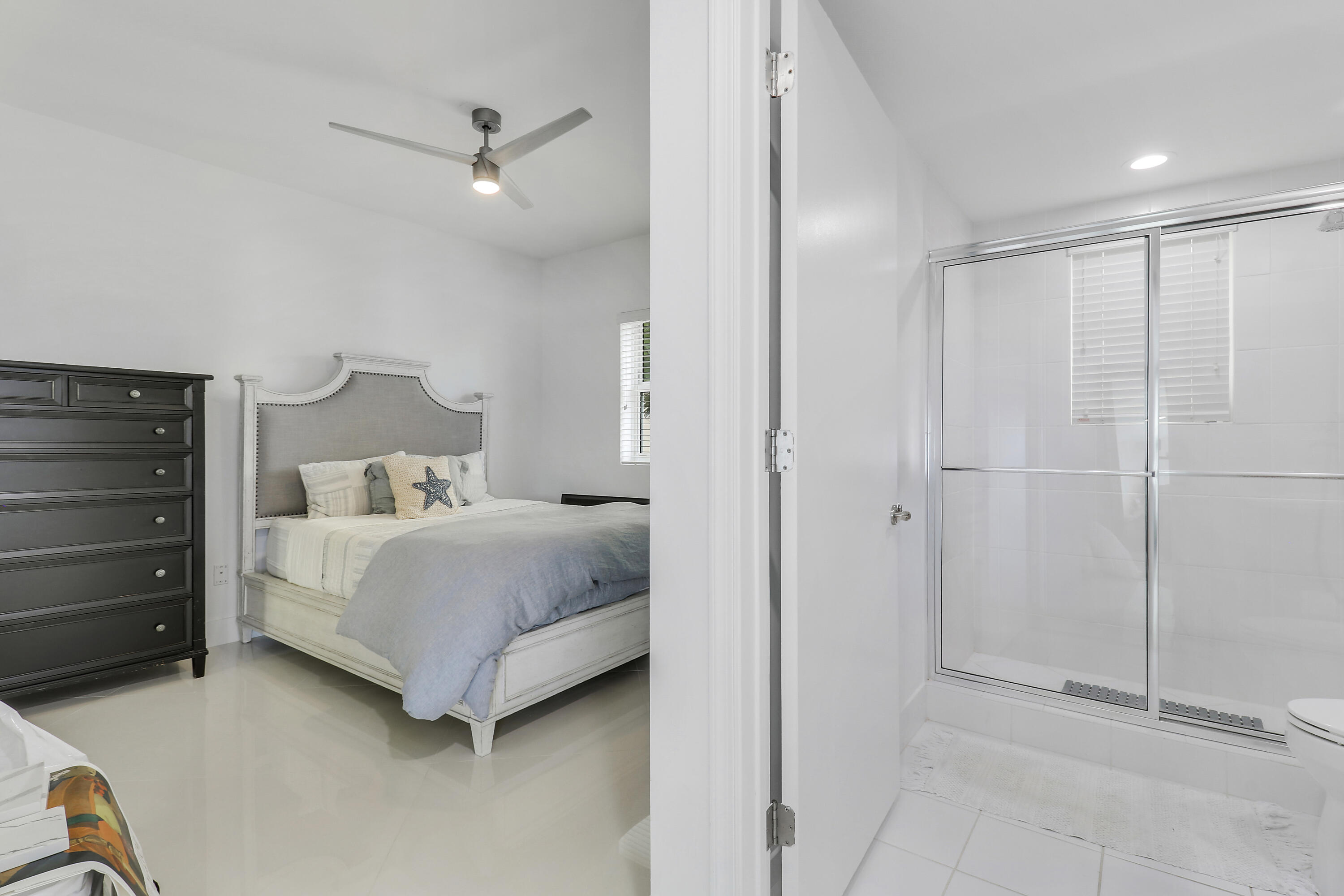 2640 Lake Shore Drive 307