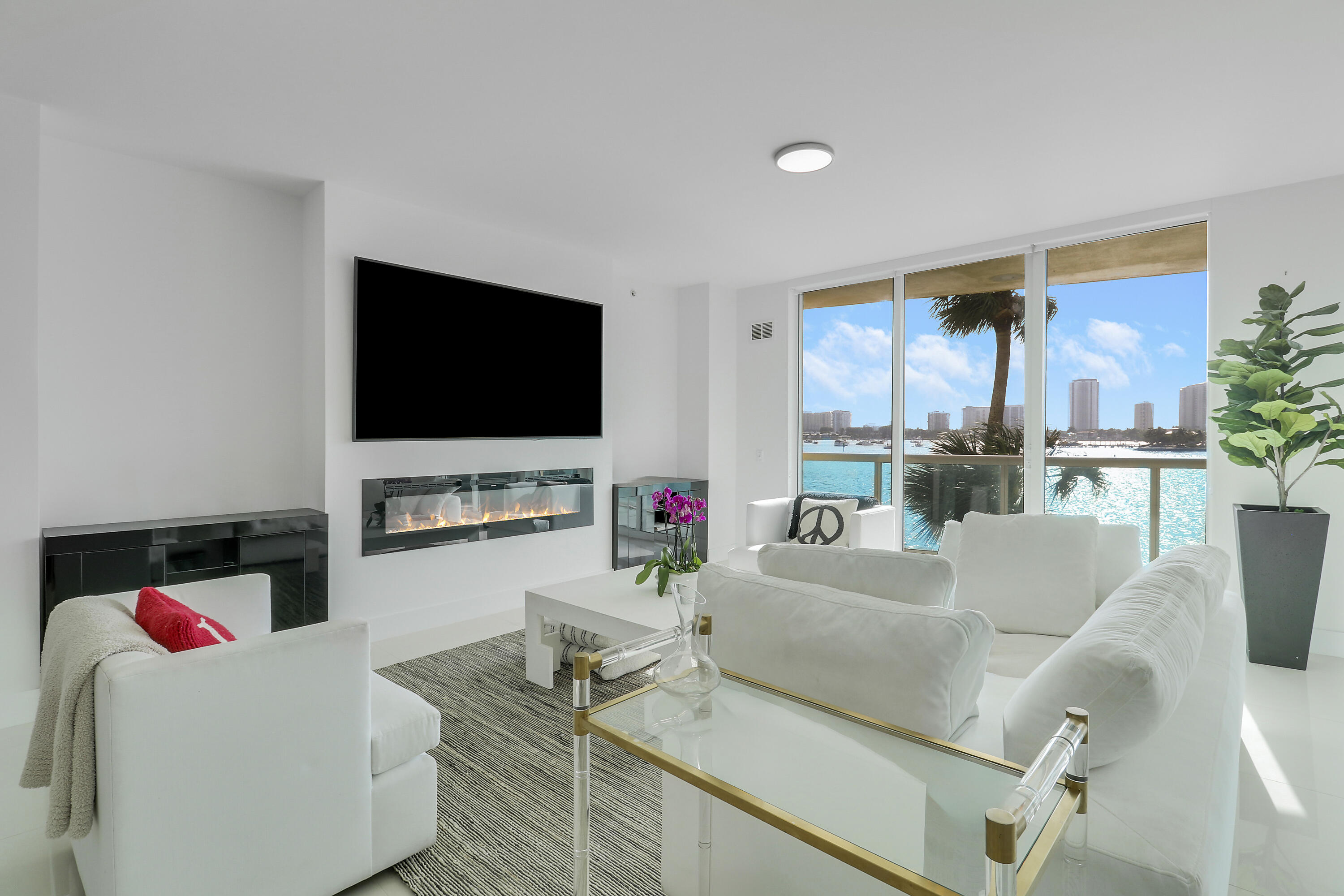 2640 Lake Shore Drive 307