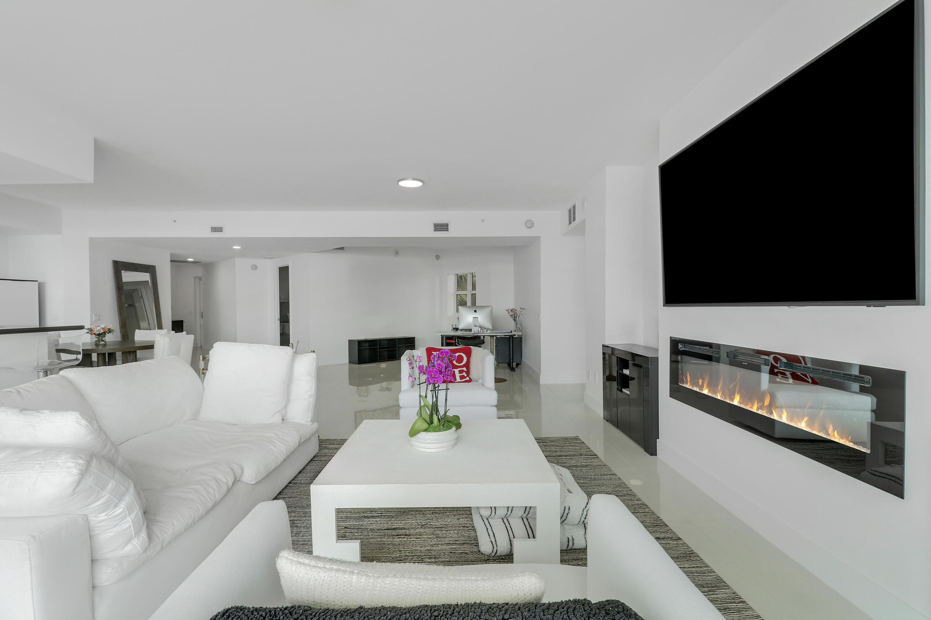 2640 Lake Shore Drive 307
