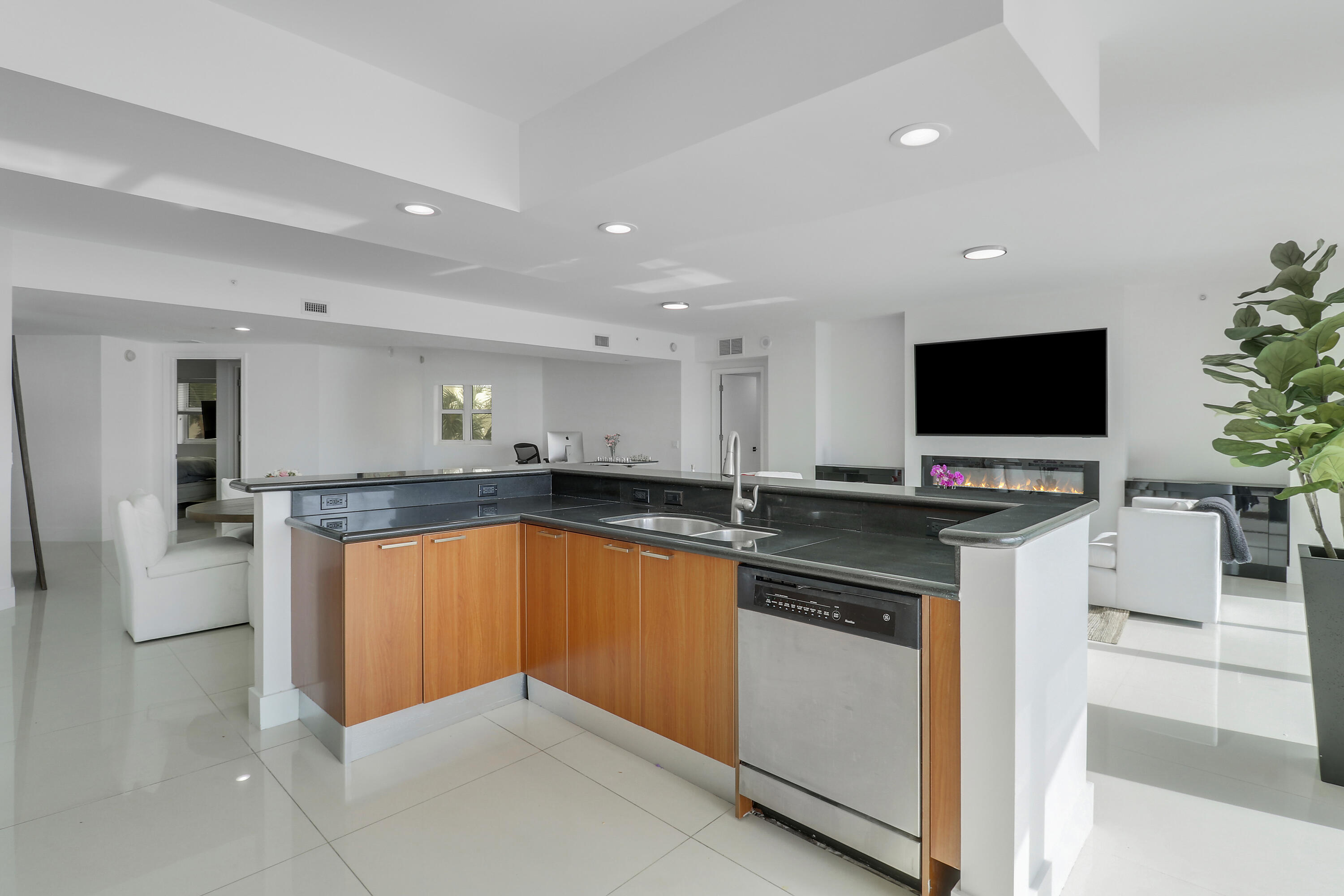 2640 Lake Shore Drive 307