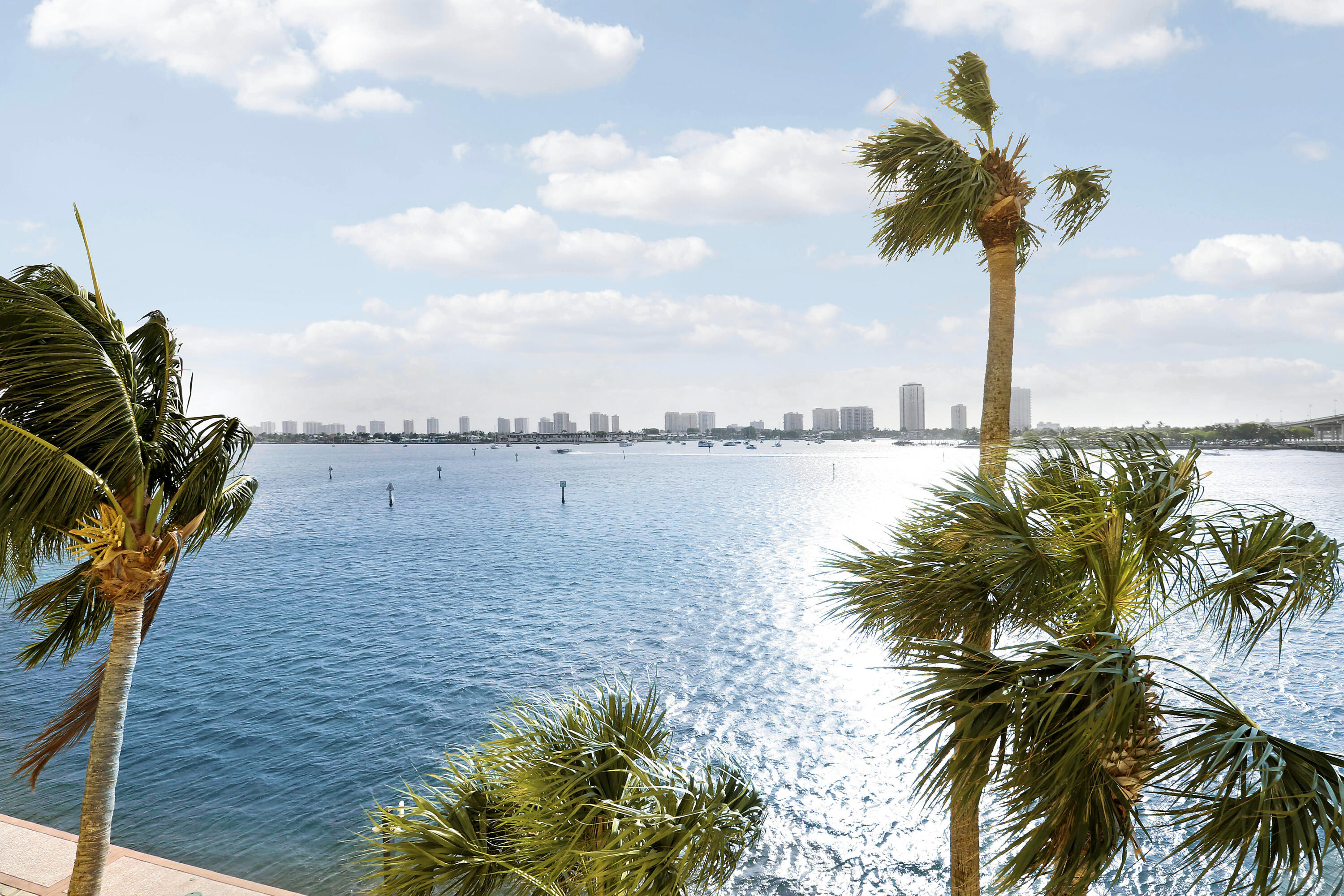 2640 Lake Shore Drive 307