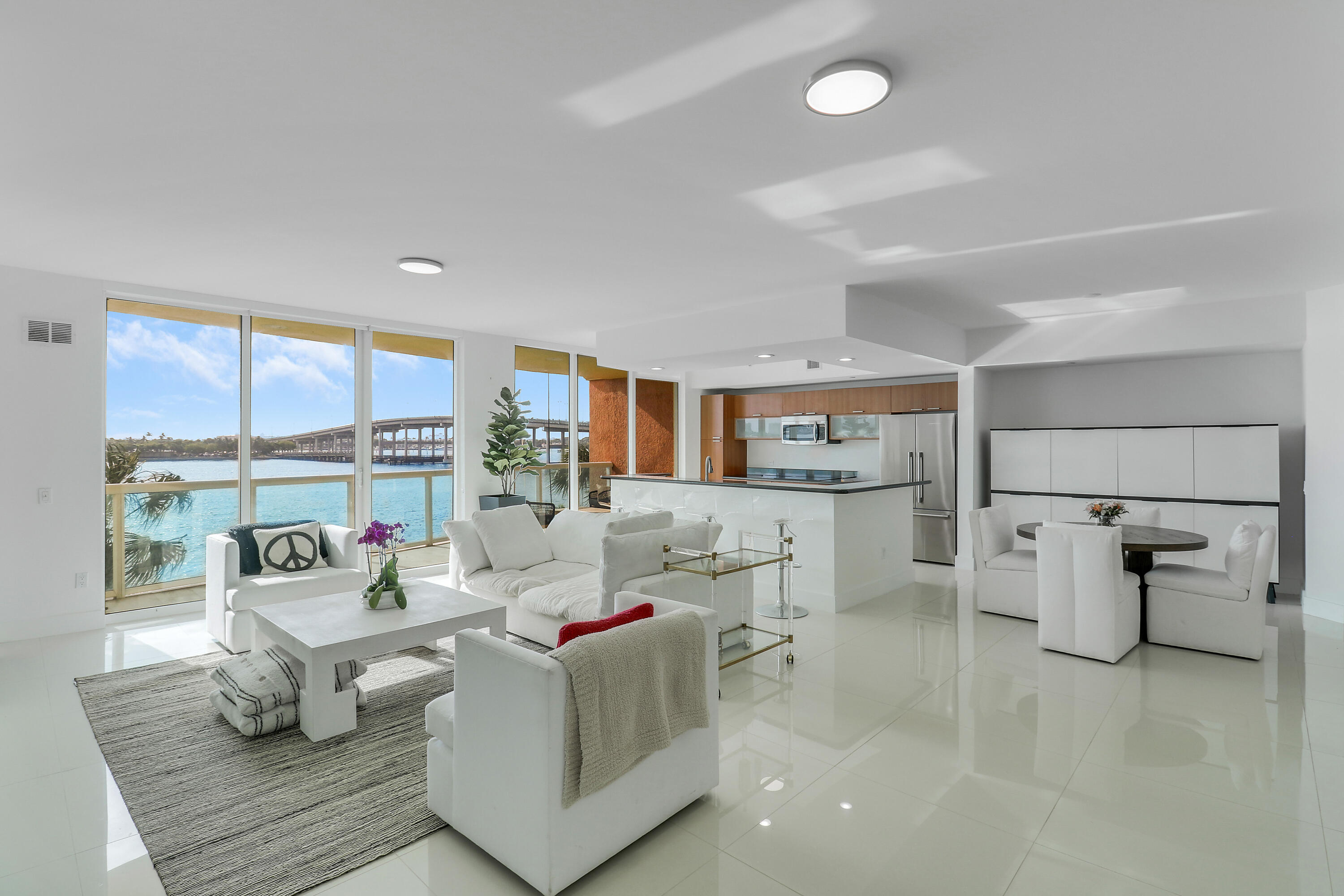 2640 Lake Shore Drive 307