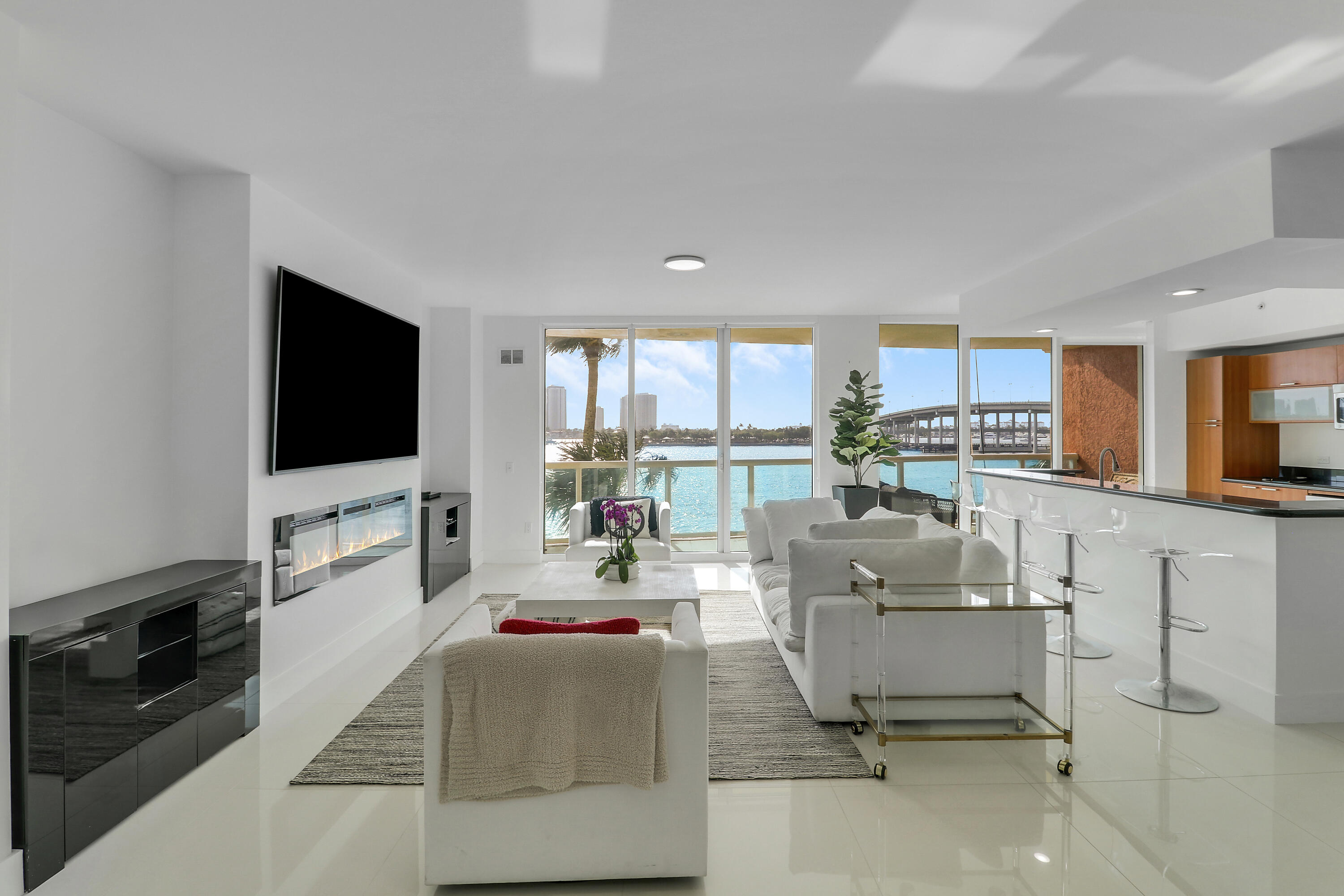 2640 Lake Shore Drive 307