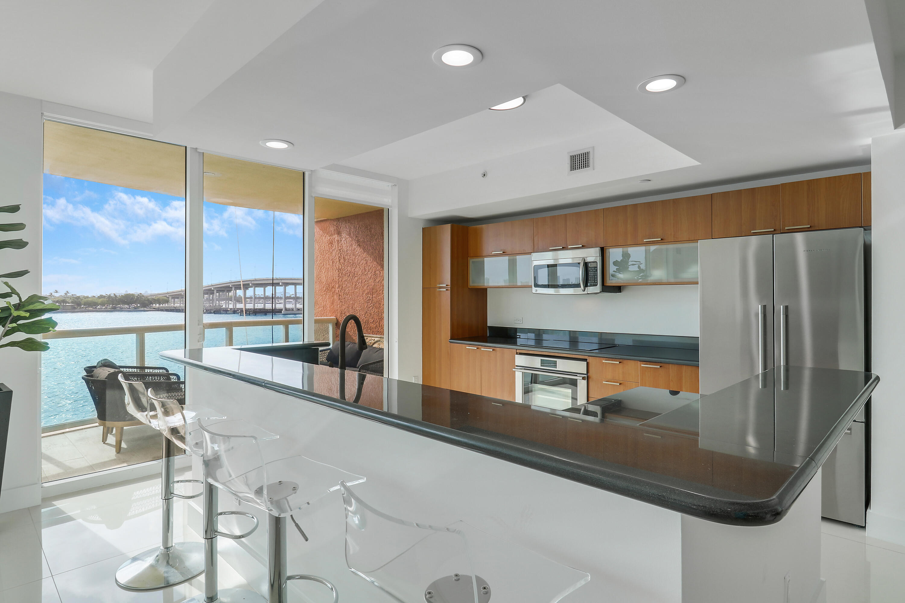 2640 Lake Shore Drive 307