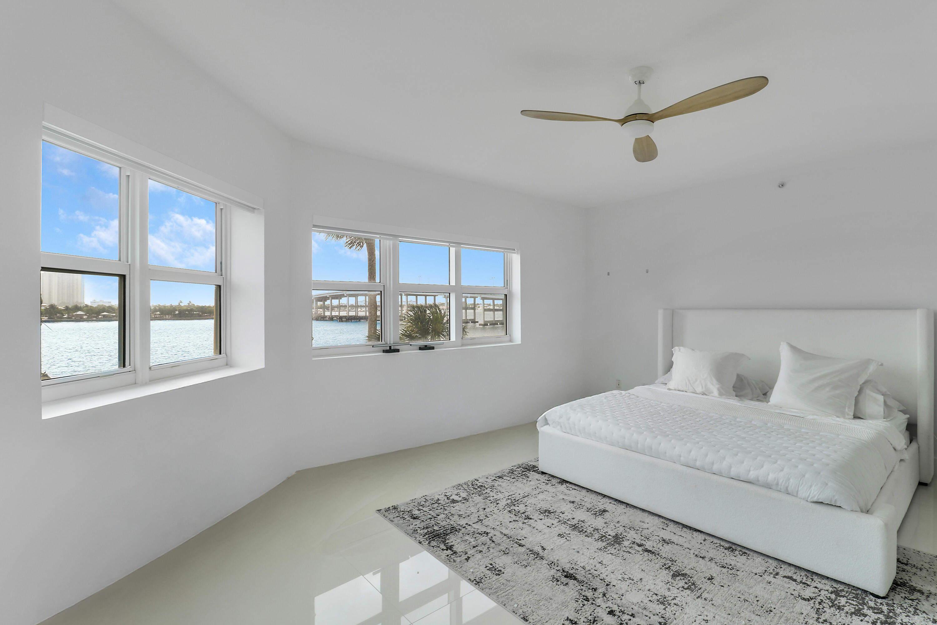 2640 Lake Shore Drive 307