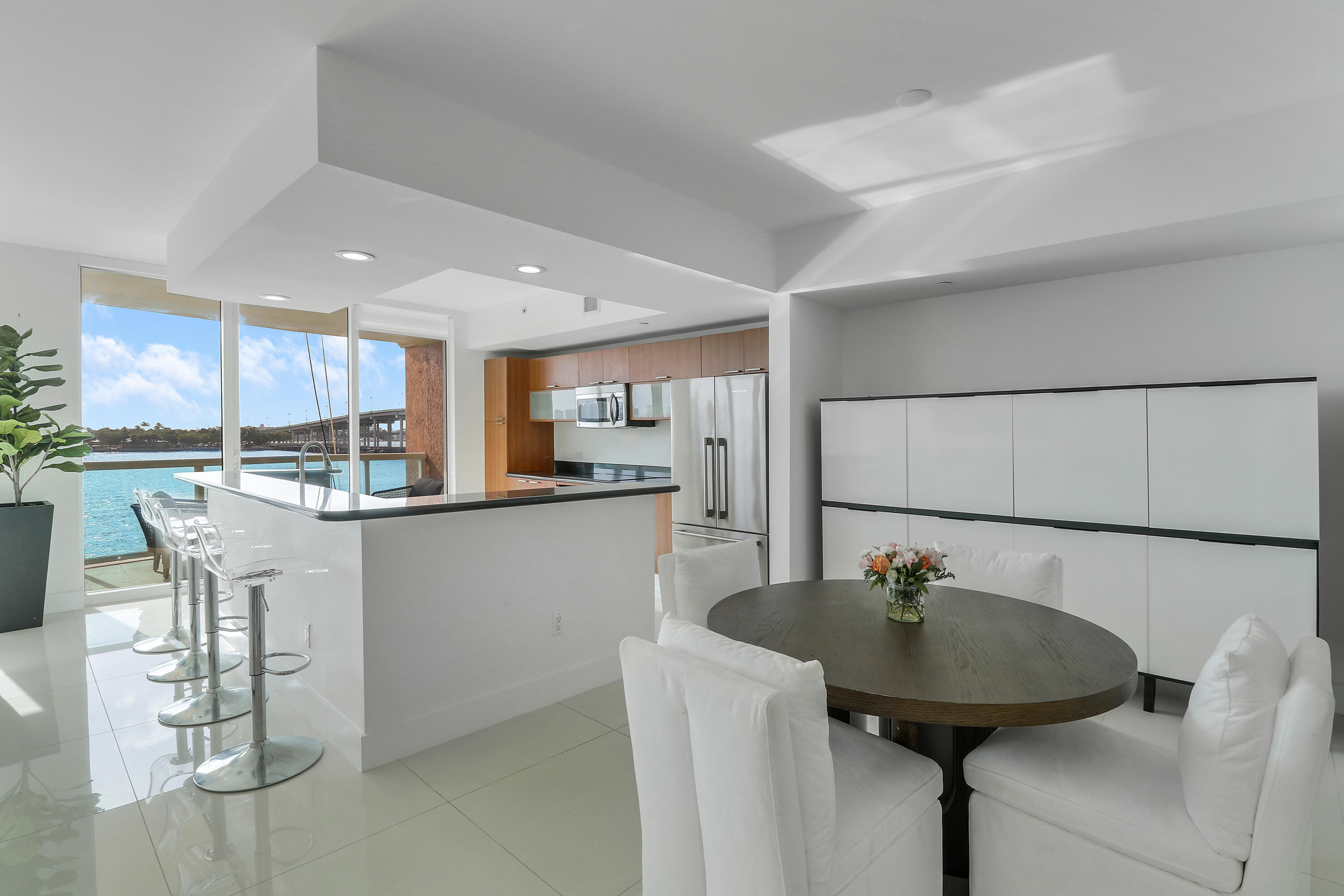 2640 Lake Shore Drive 307