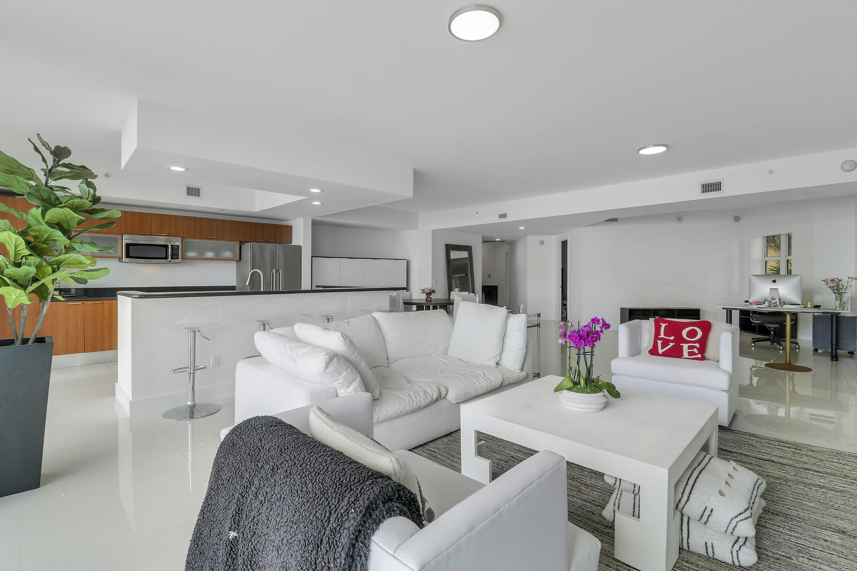 2640 Lake Shore Drive 307