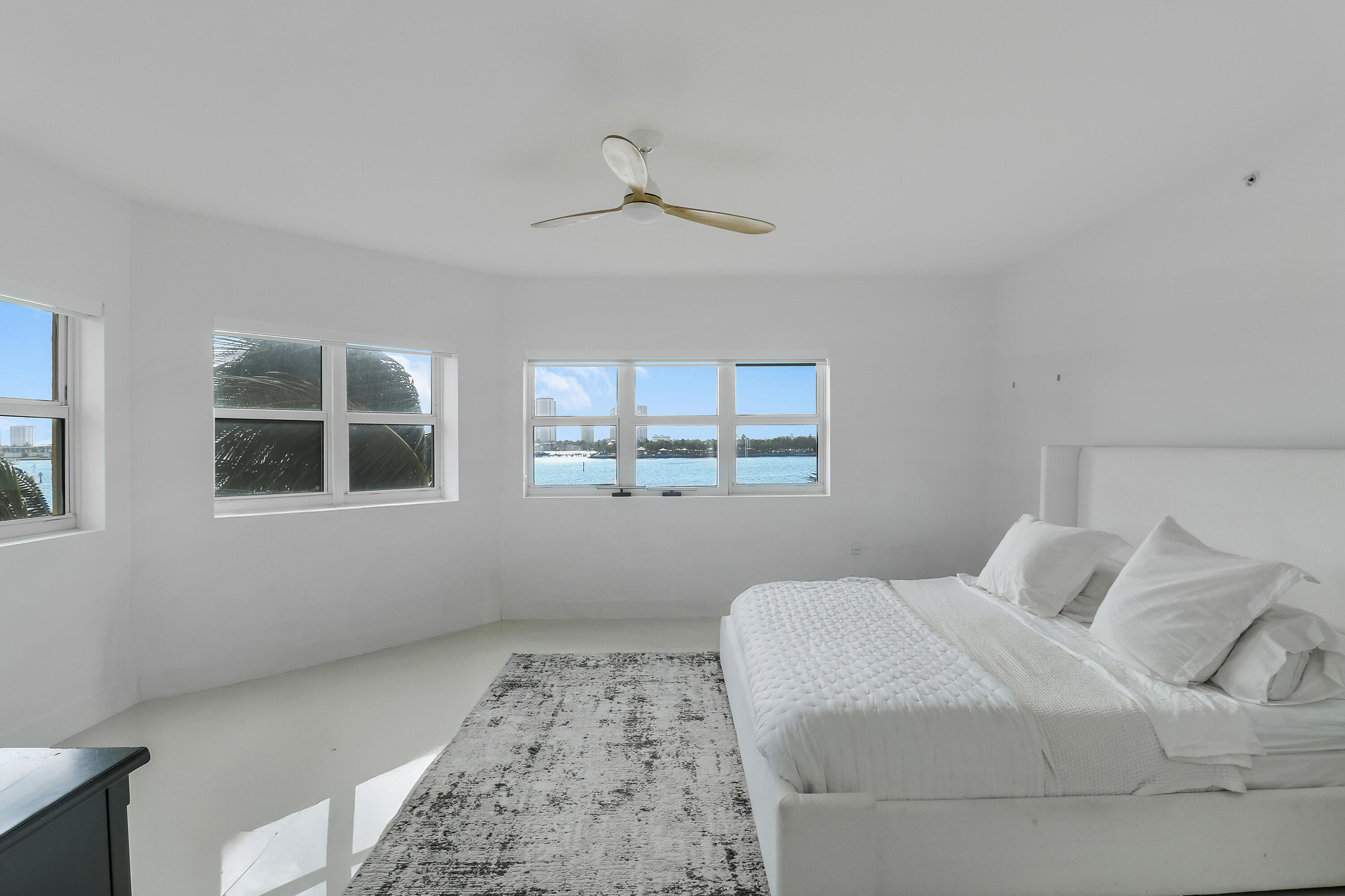 2640 Lake Shore Drive 307