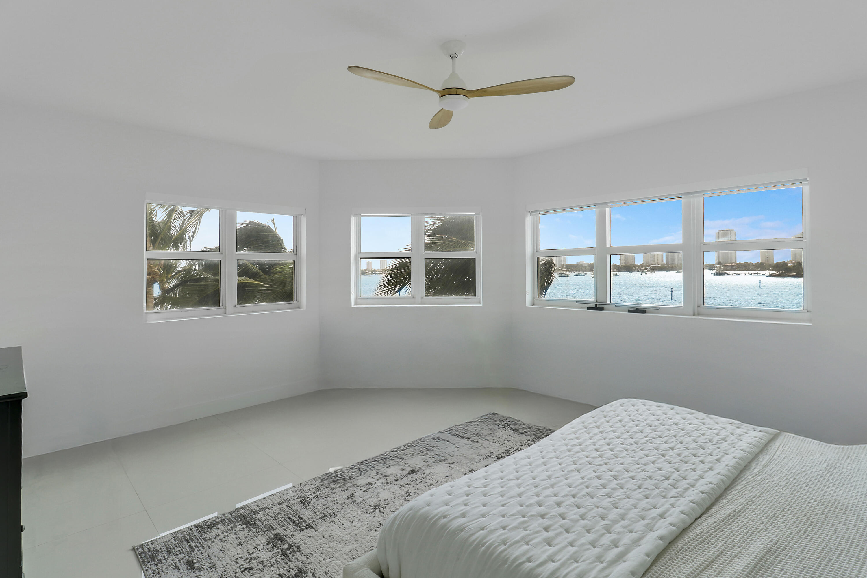 2640 Lake Shore Drive 307