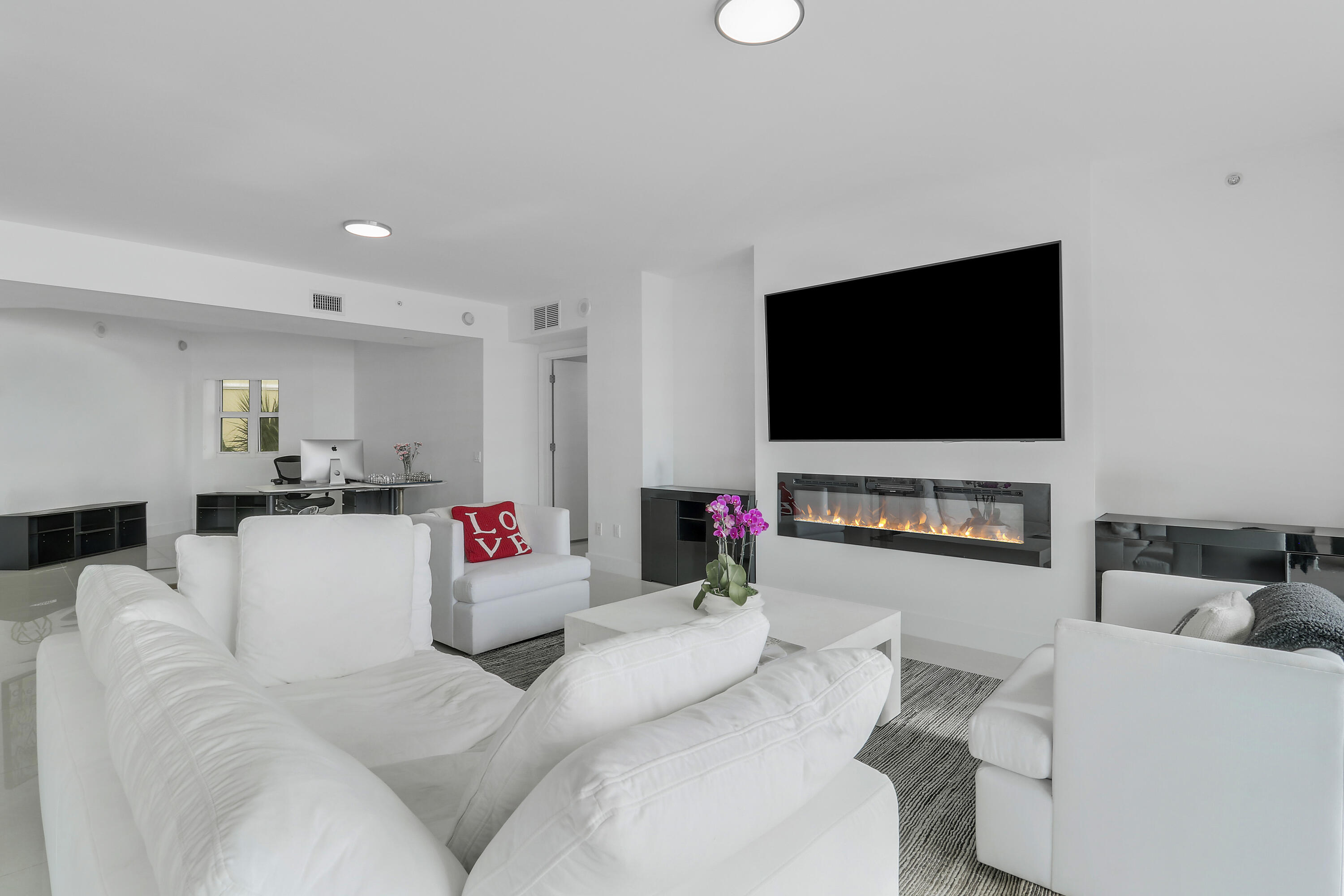 2640 Lake Shore Drive 307