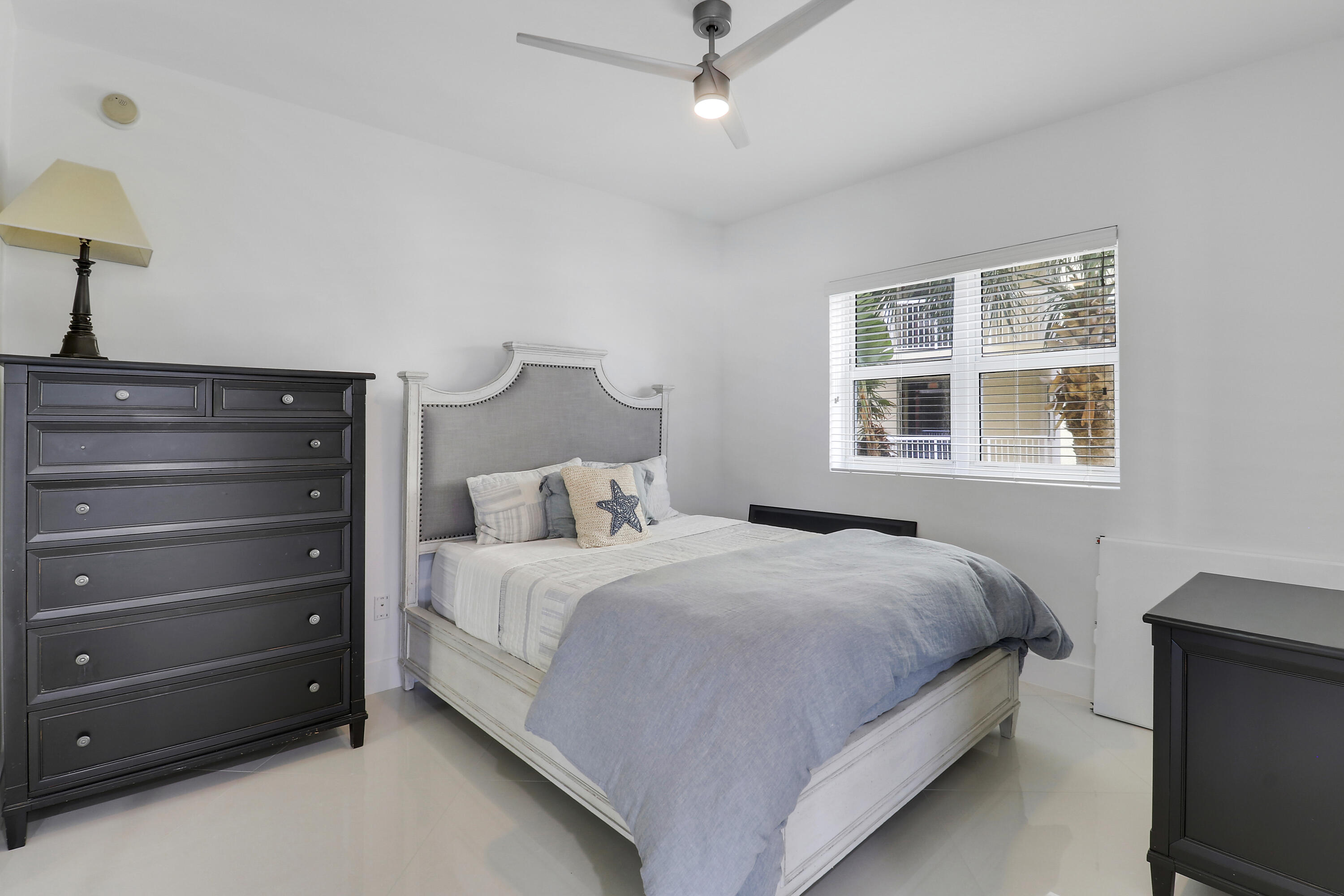 2640 Lake Shore Drive 307
