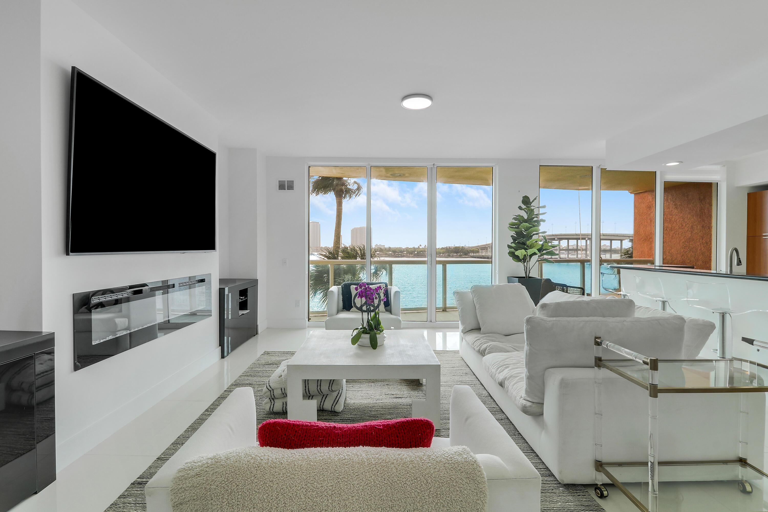 2640 Lake Shore Drive 307