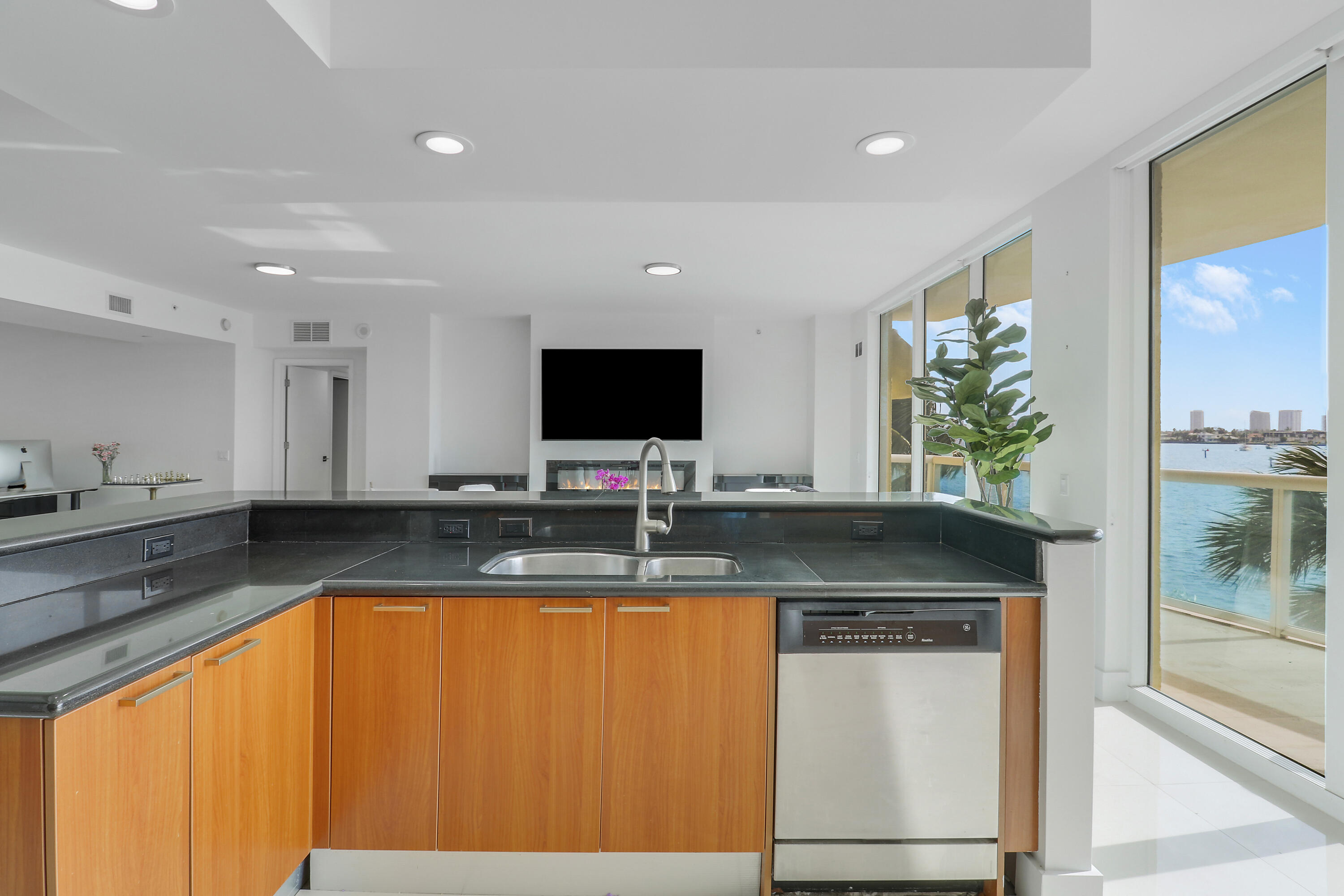 2640 Lake Shore Drive 307