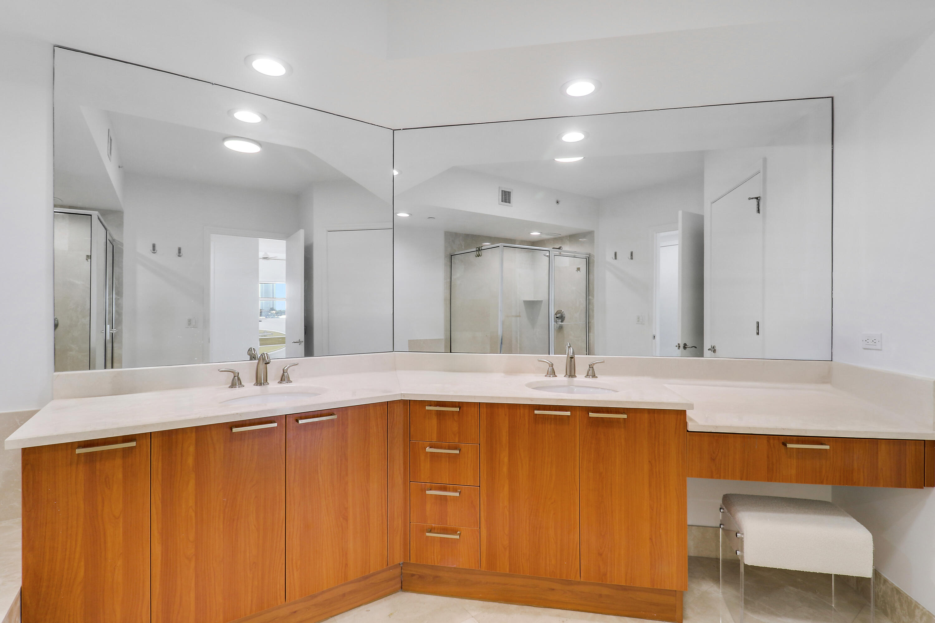 2640 Lake Shore Drive 307