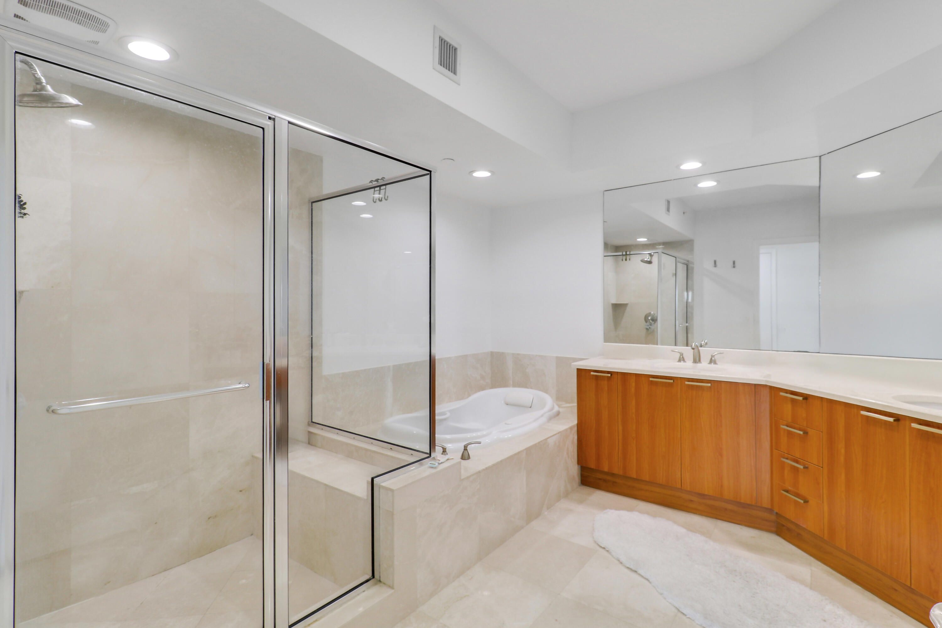 2640 Lake Shore Drive 307