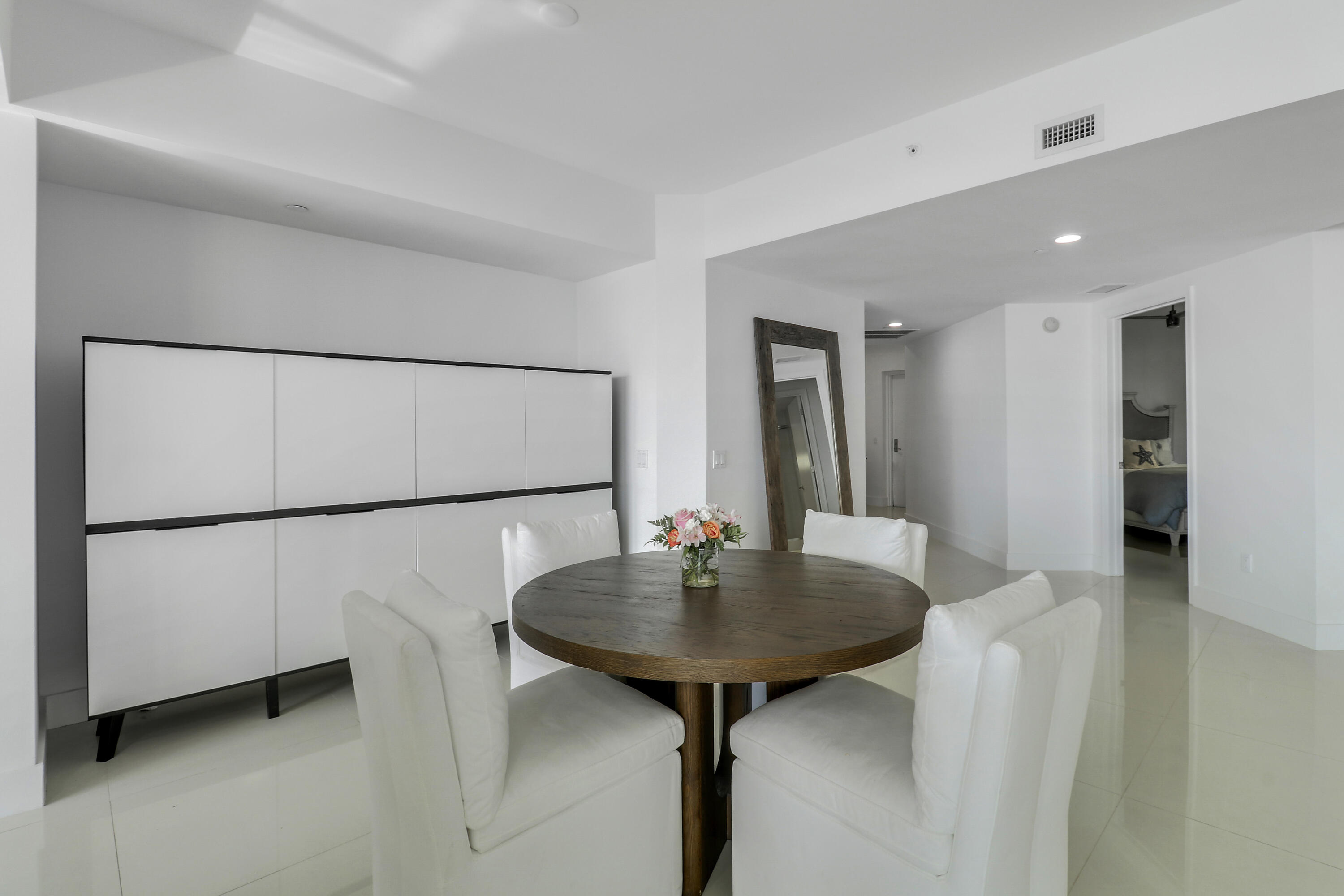 2640 Lake Shore Drive 307