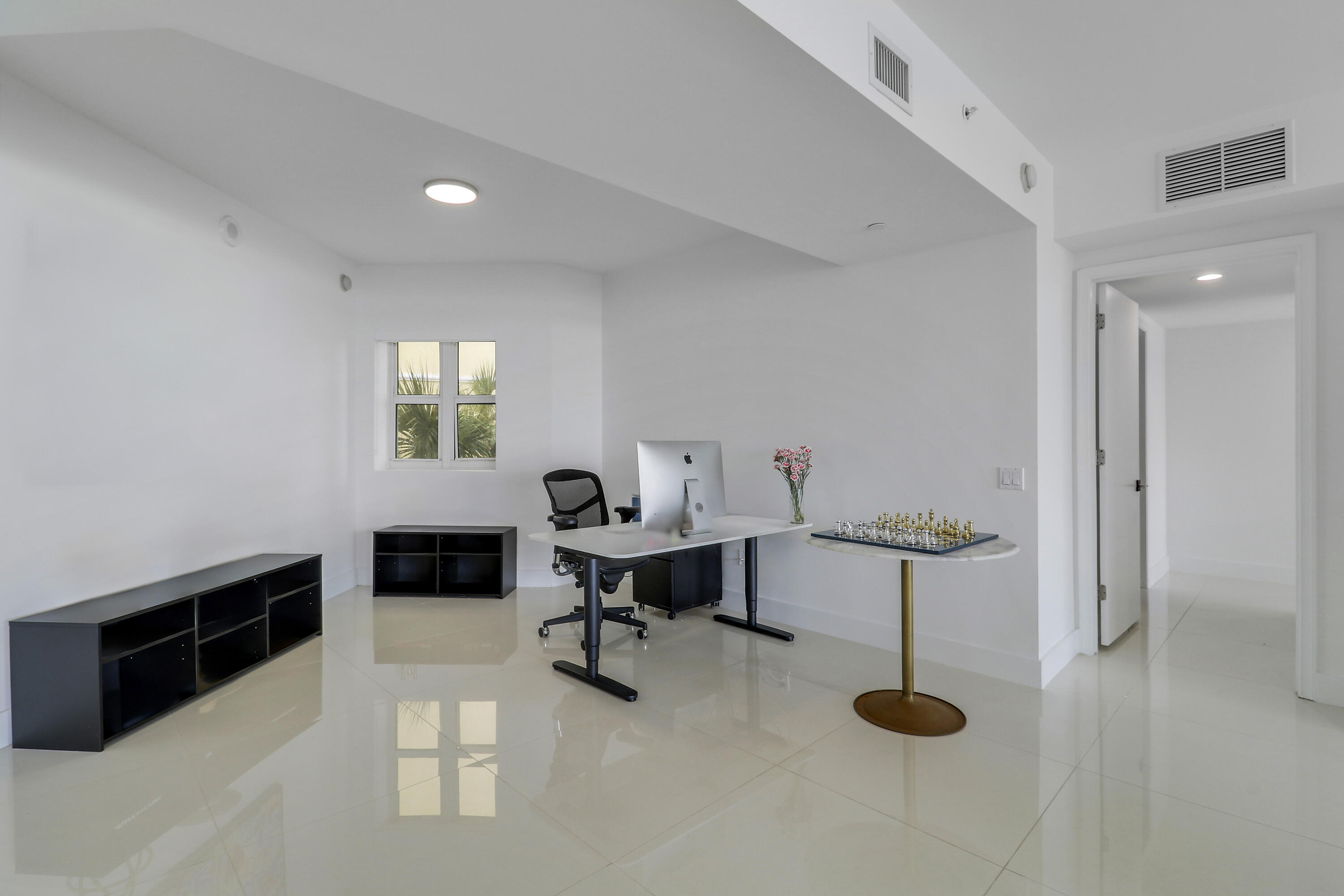 2640 Lake Shore Drive 307