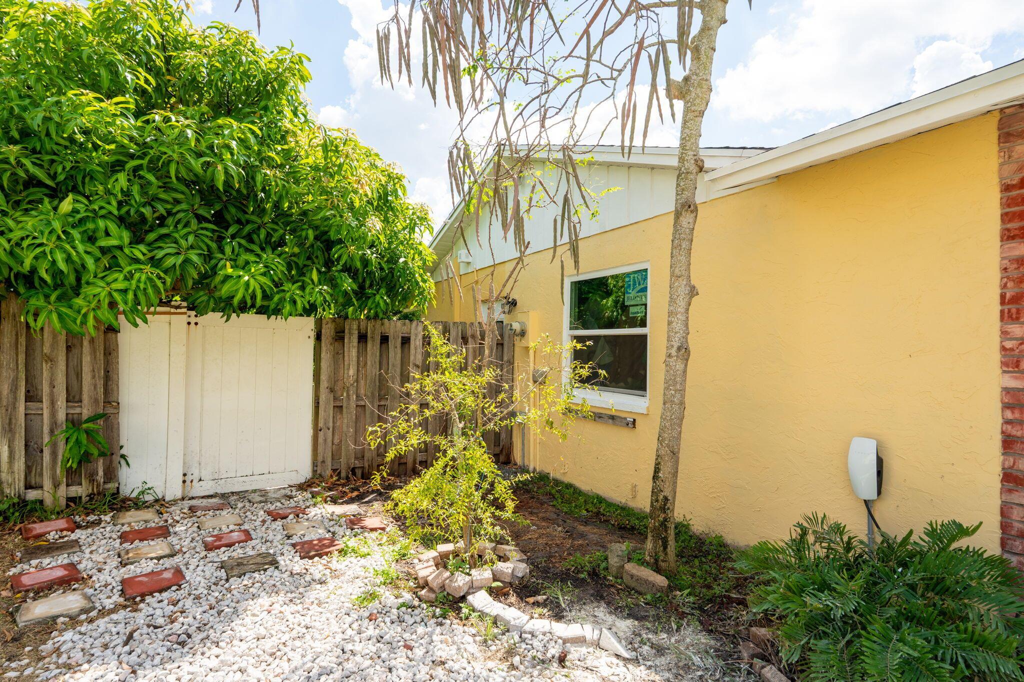 1460 Woodcrest Road E