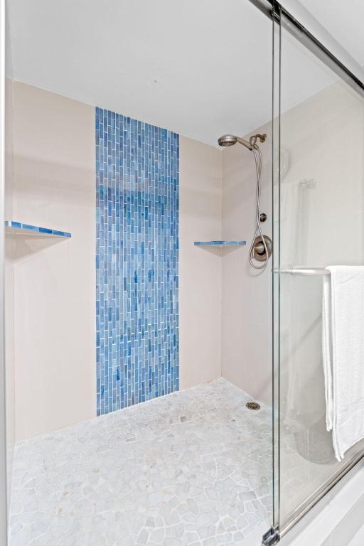 124 Lakeshore Drive 5290