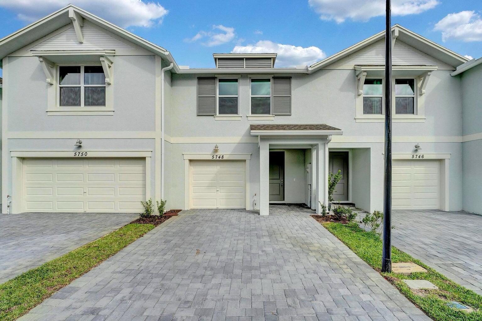 5748 SE Edgewater Circle