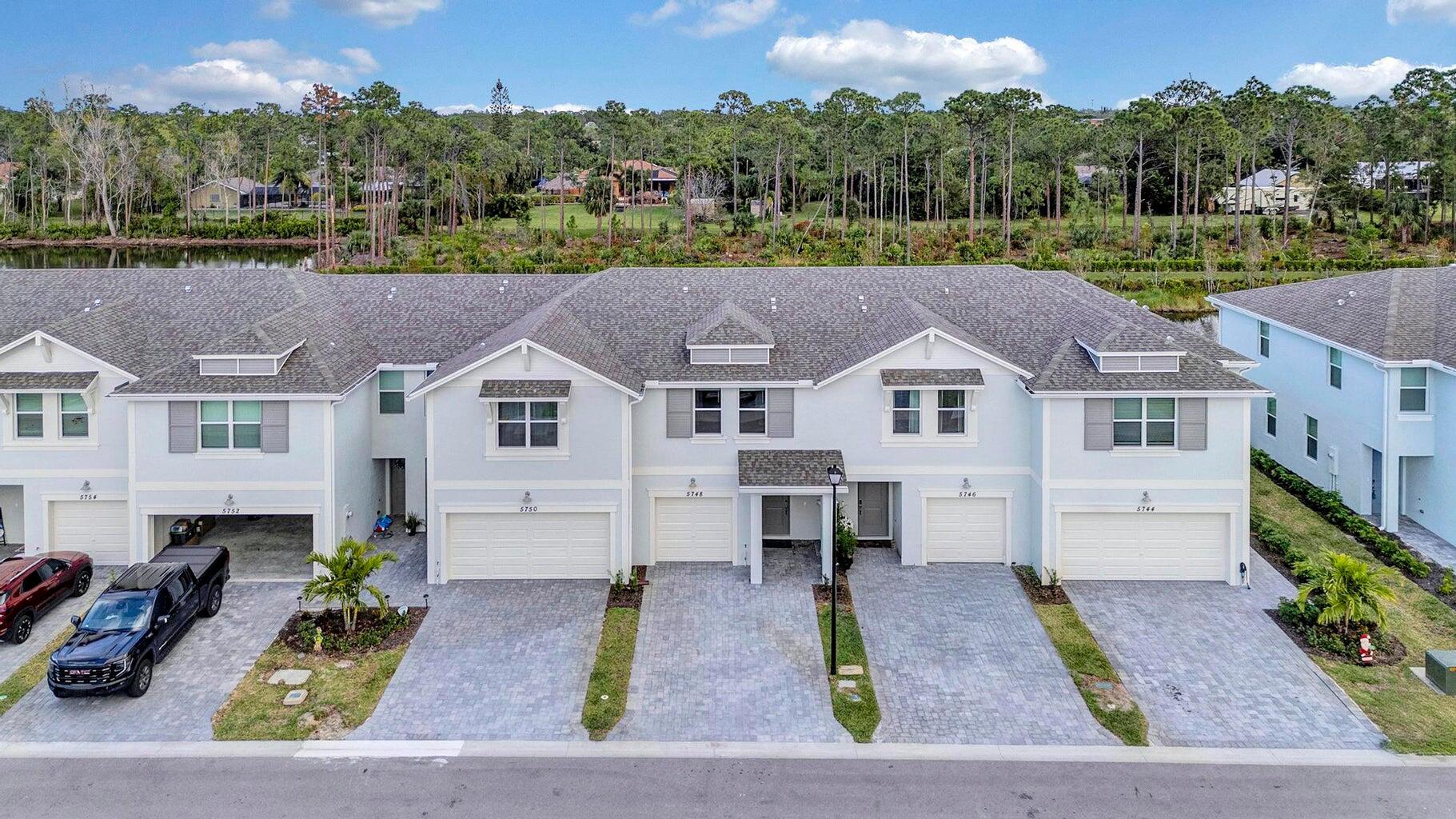 5748 SE Edgewater Circle
