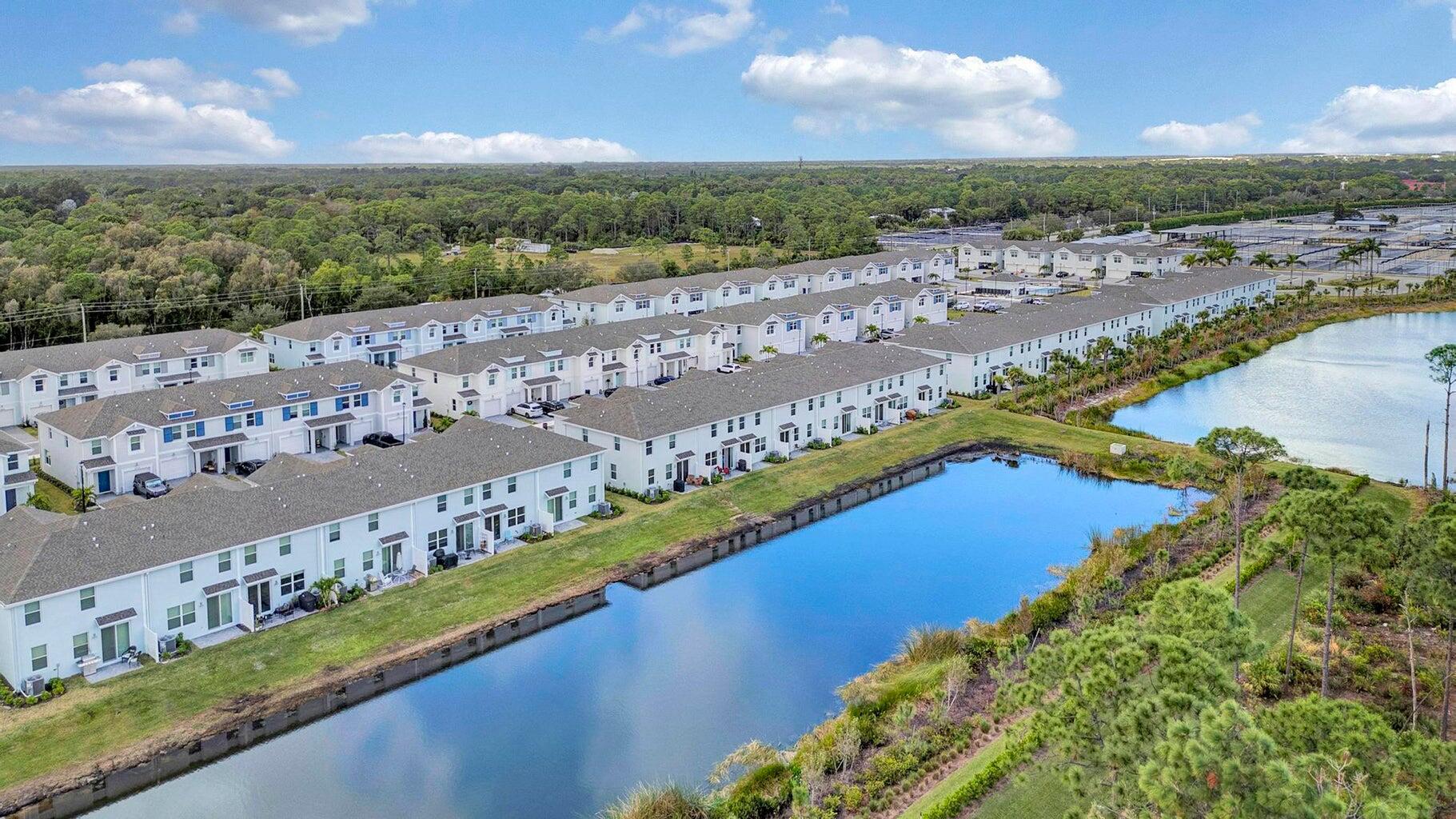 5748 SE Edgewater Circle