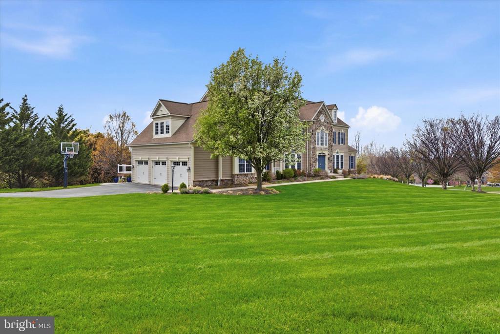 8 DEERFIELD DRIVE