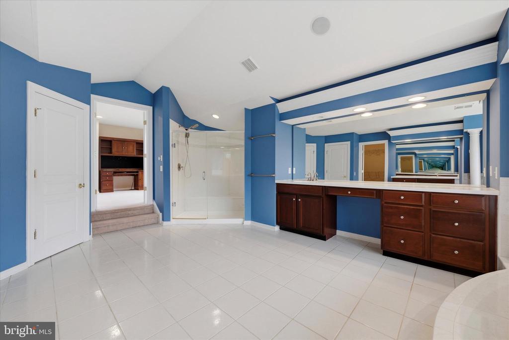 8 DEERFIELD DRIVE