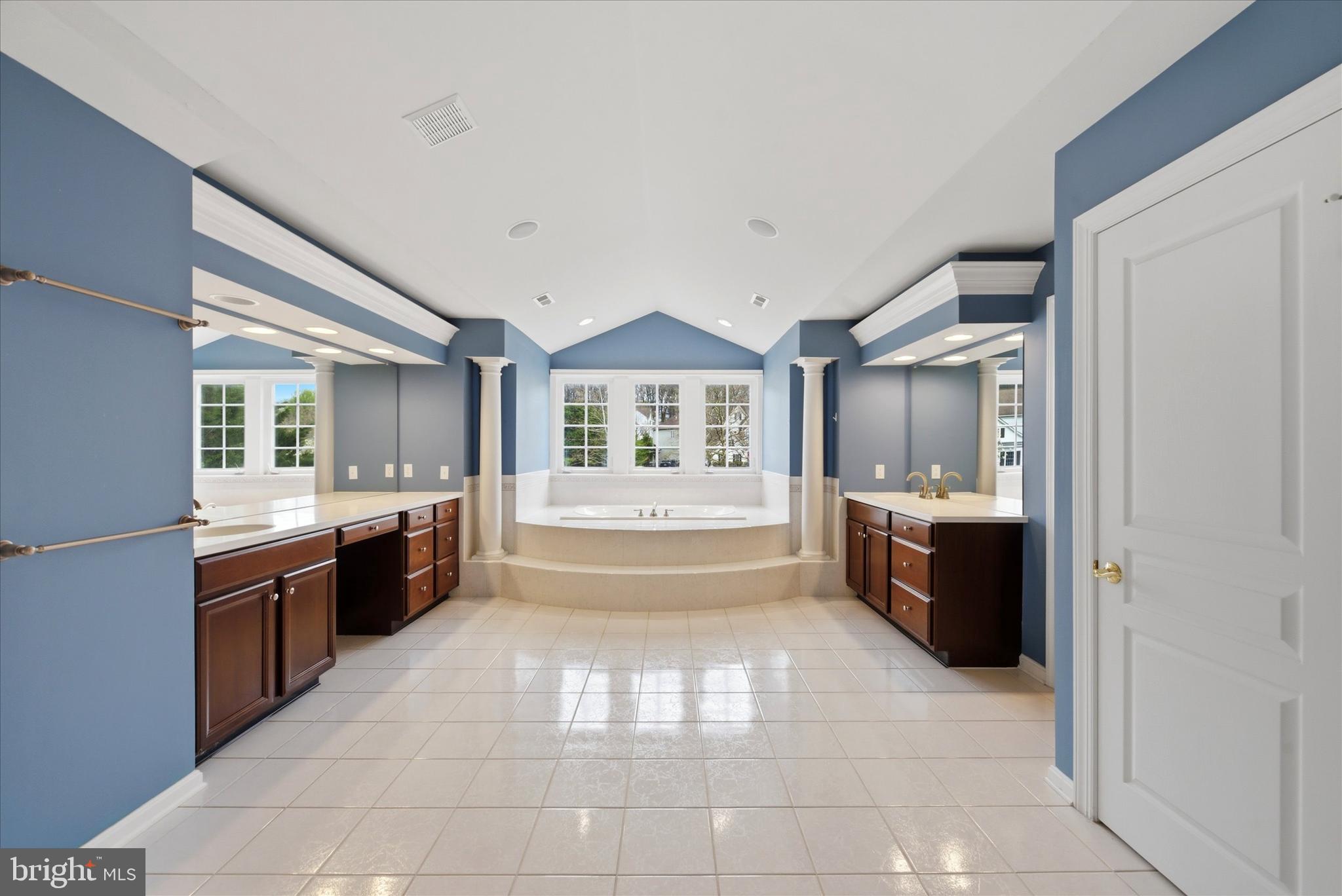 8 DEERFIELD DRIVE