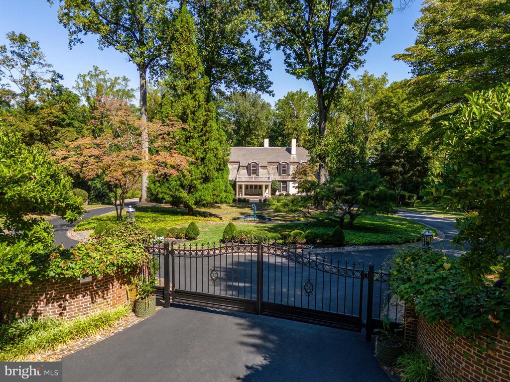 24 LAKEWOOD DRIVE