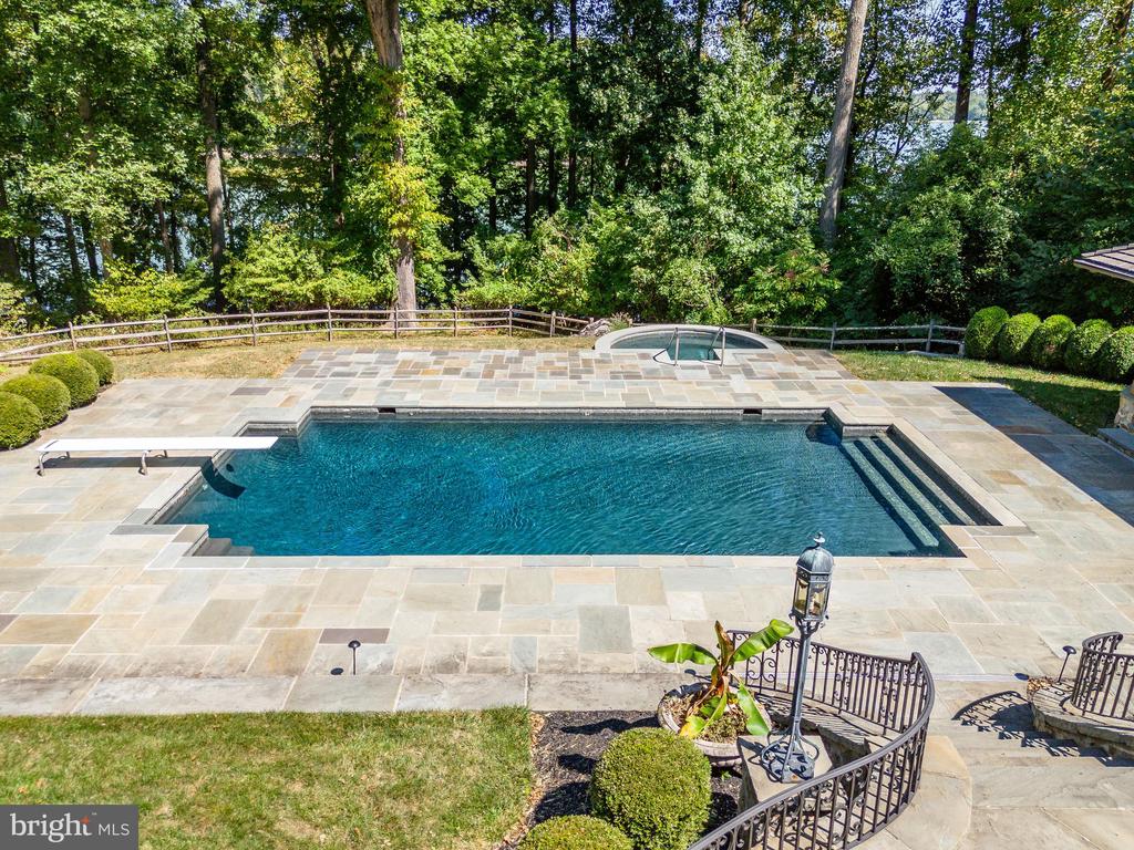 24 LAKEWOOD DRIVE
