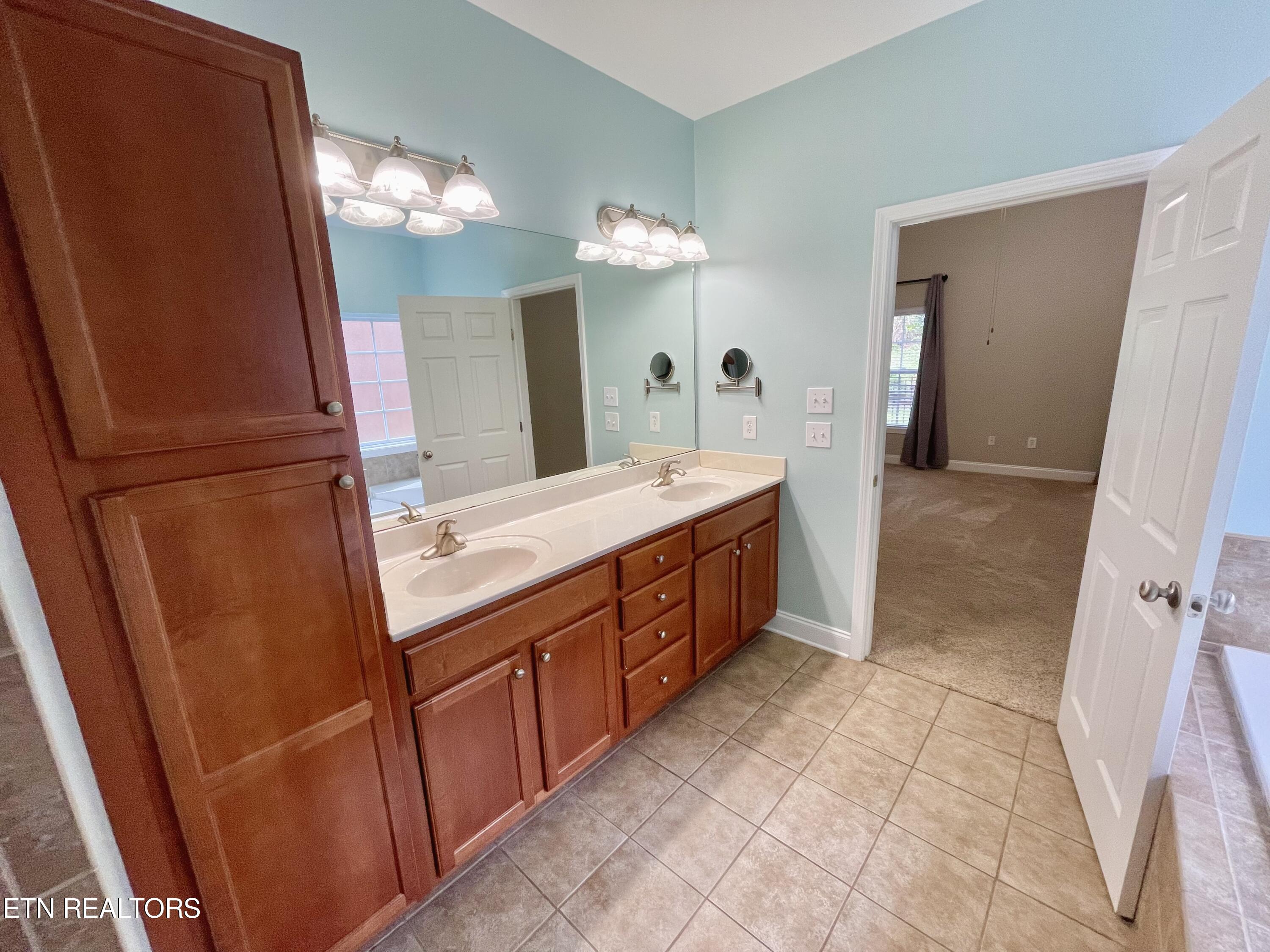 5551 Beverly Square Way