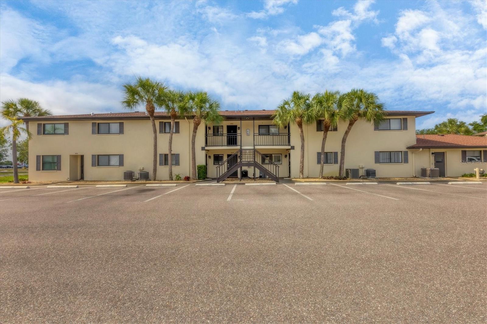 391 AIRPORT AVE E #403