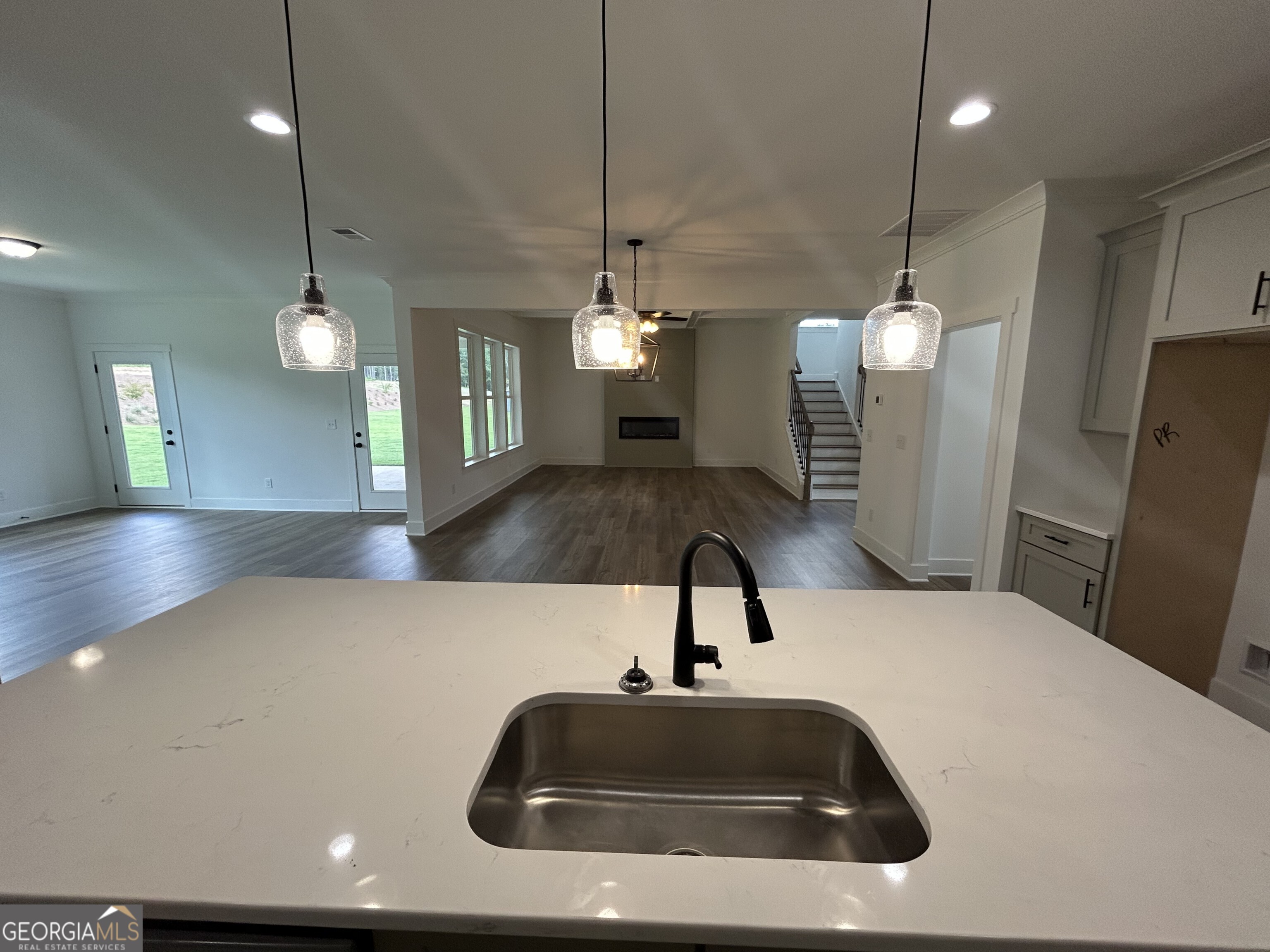 1285 PJ East Road
