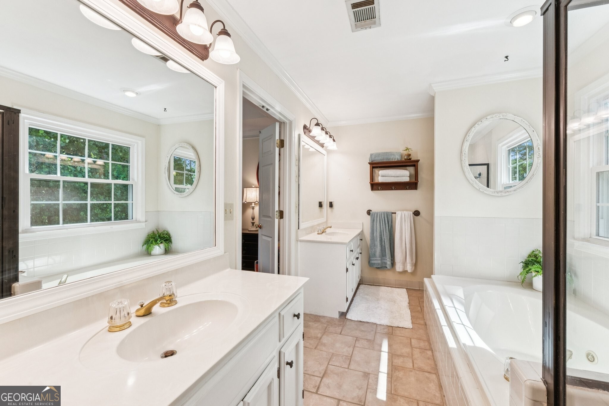 585 Emerald Parkway