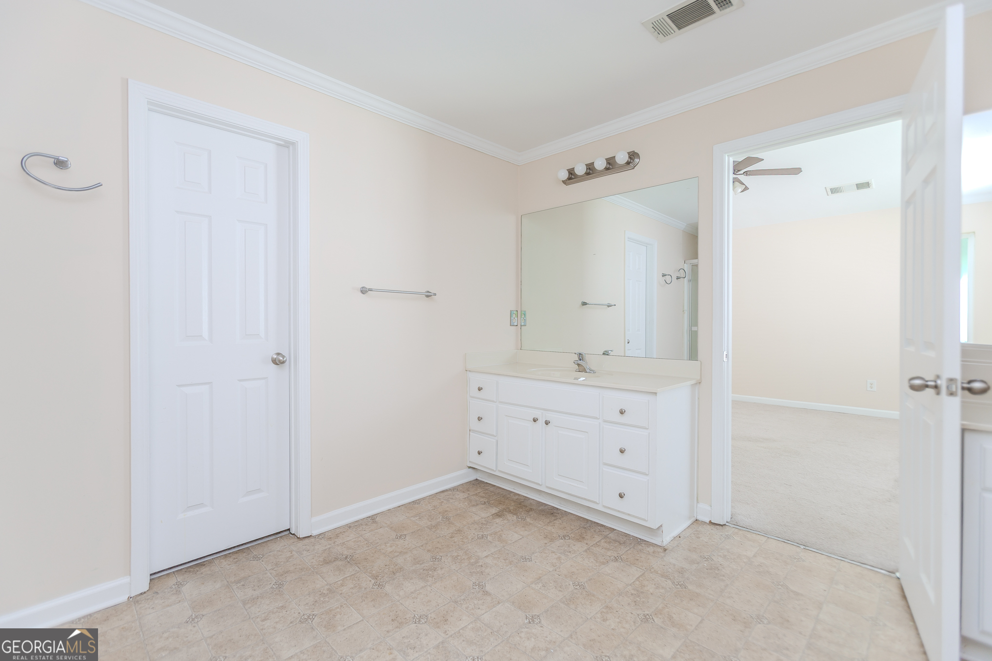 922 Lakeside Court