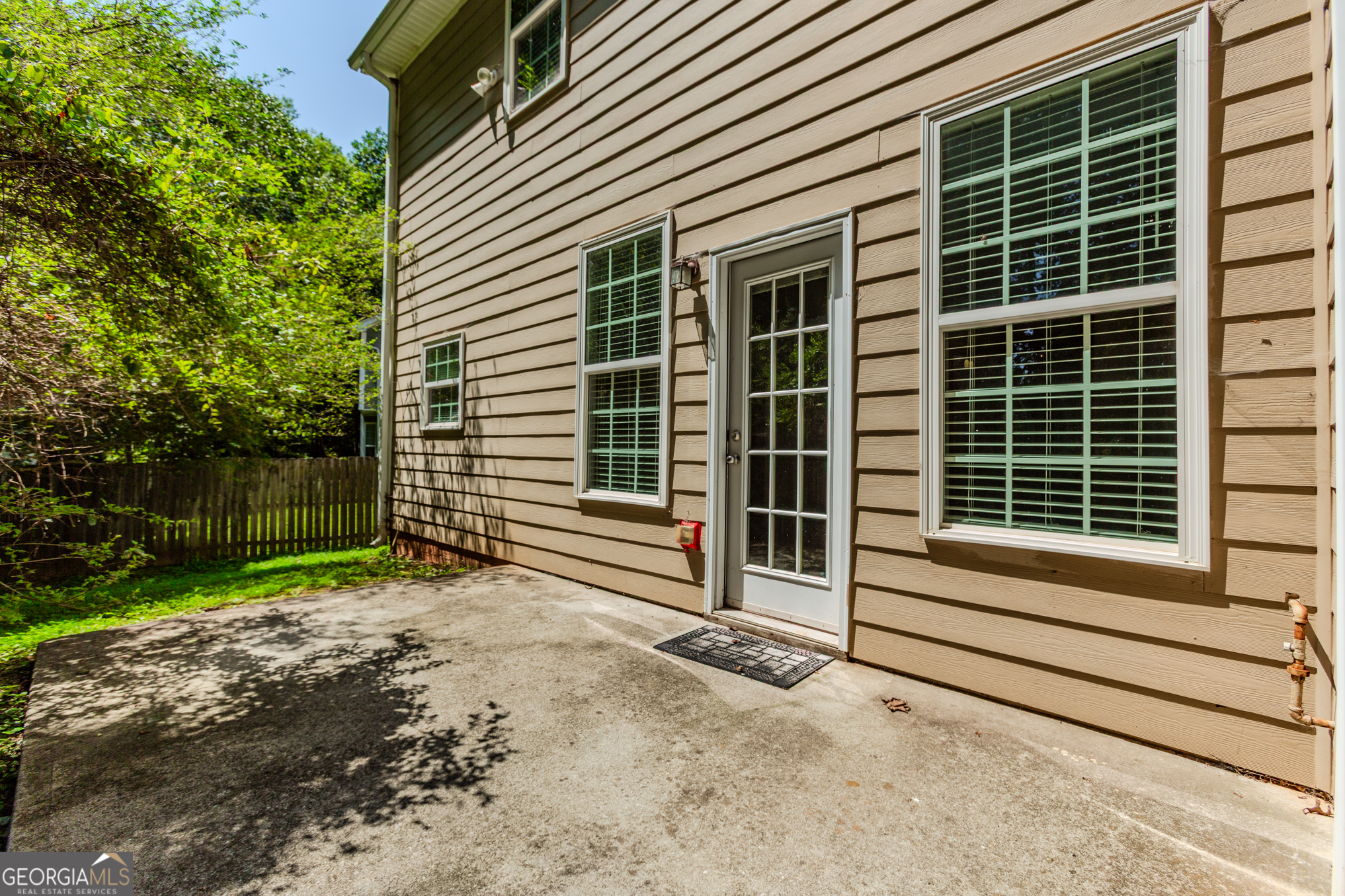 922 Lakeside Court