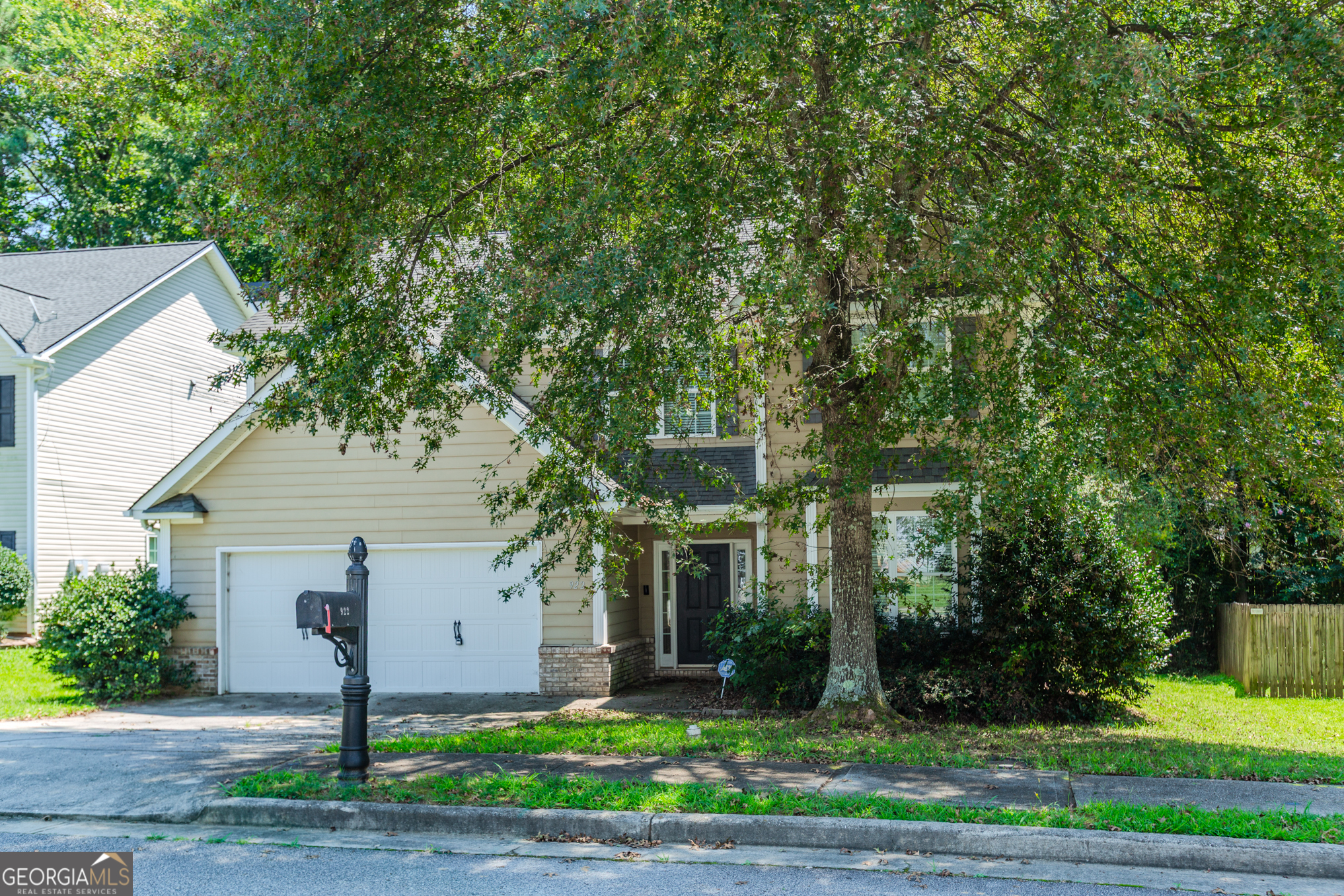 922 Lakeside Court