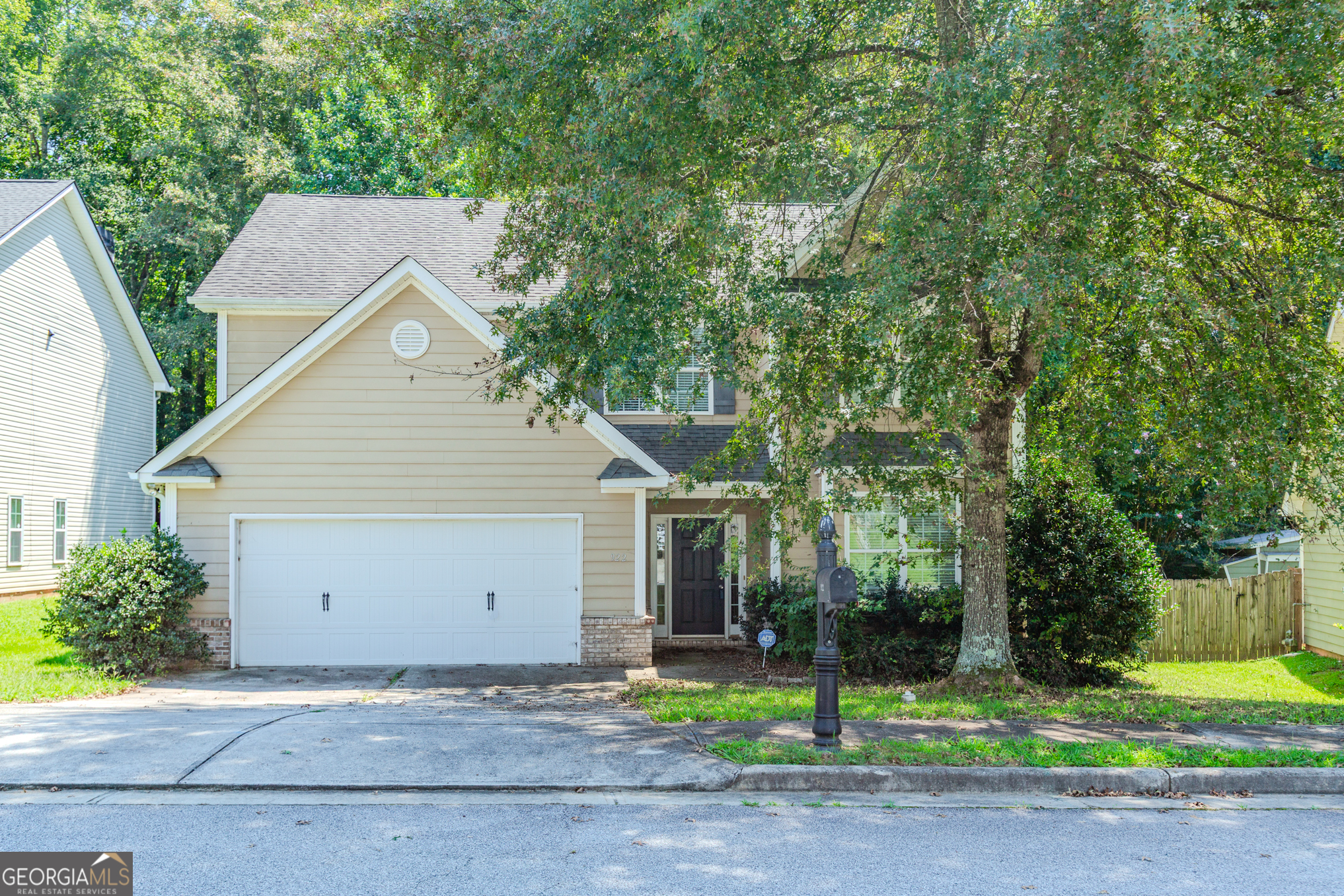 922 Lakeside Court