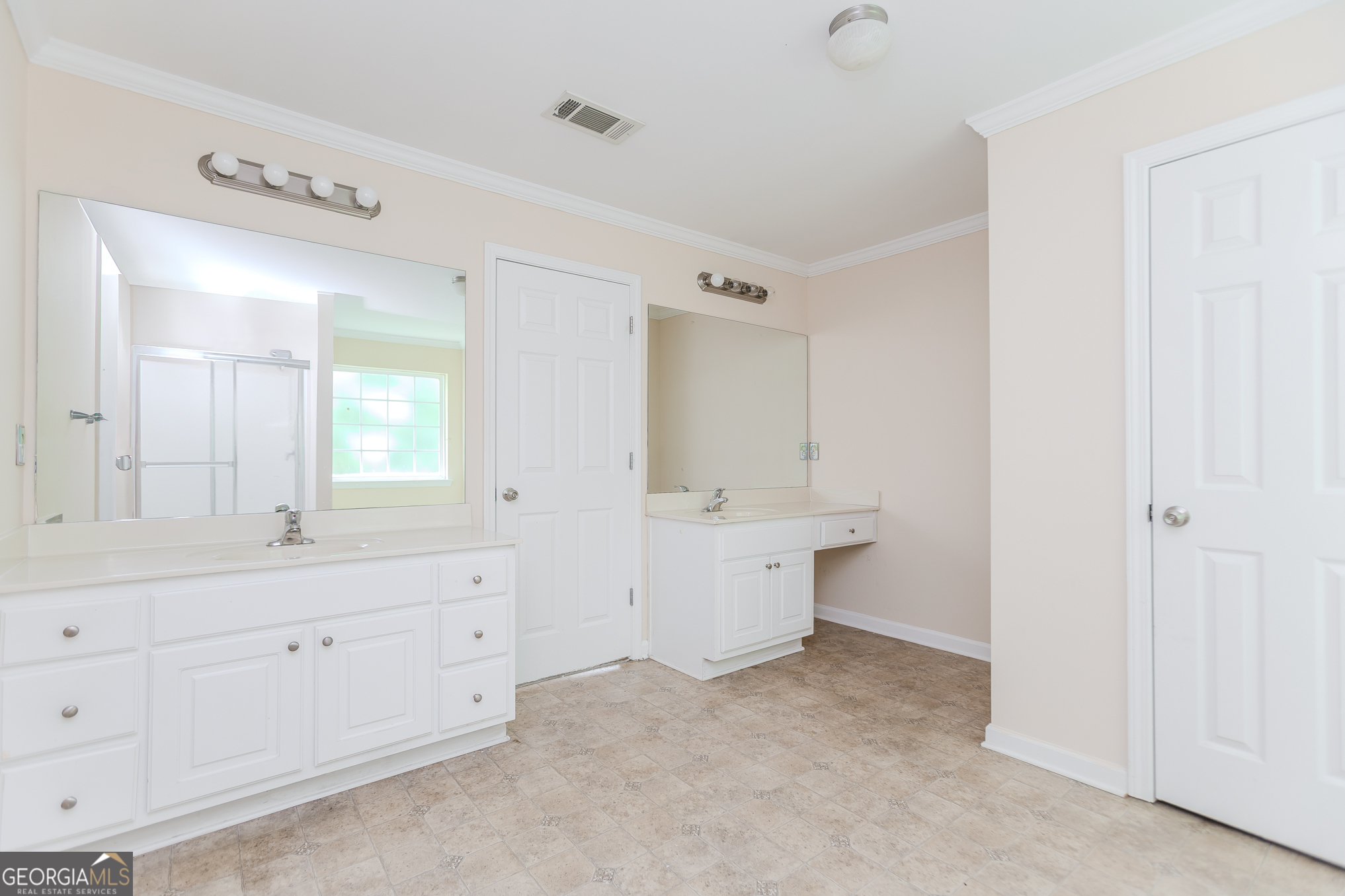 922 Lakeside Court