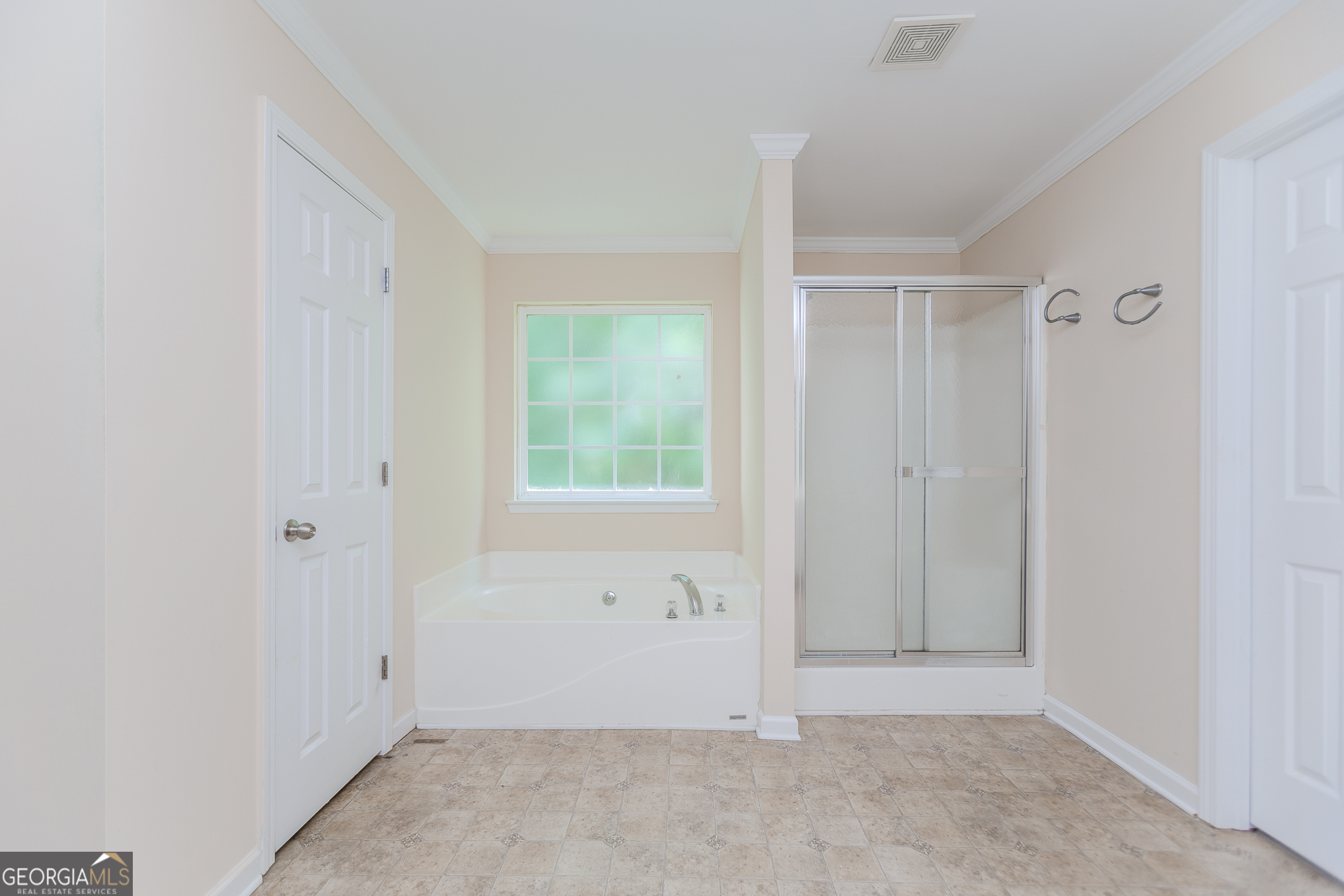 922 Lakeside Court