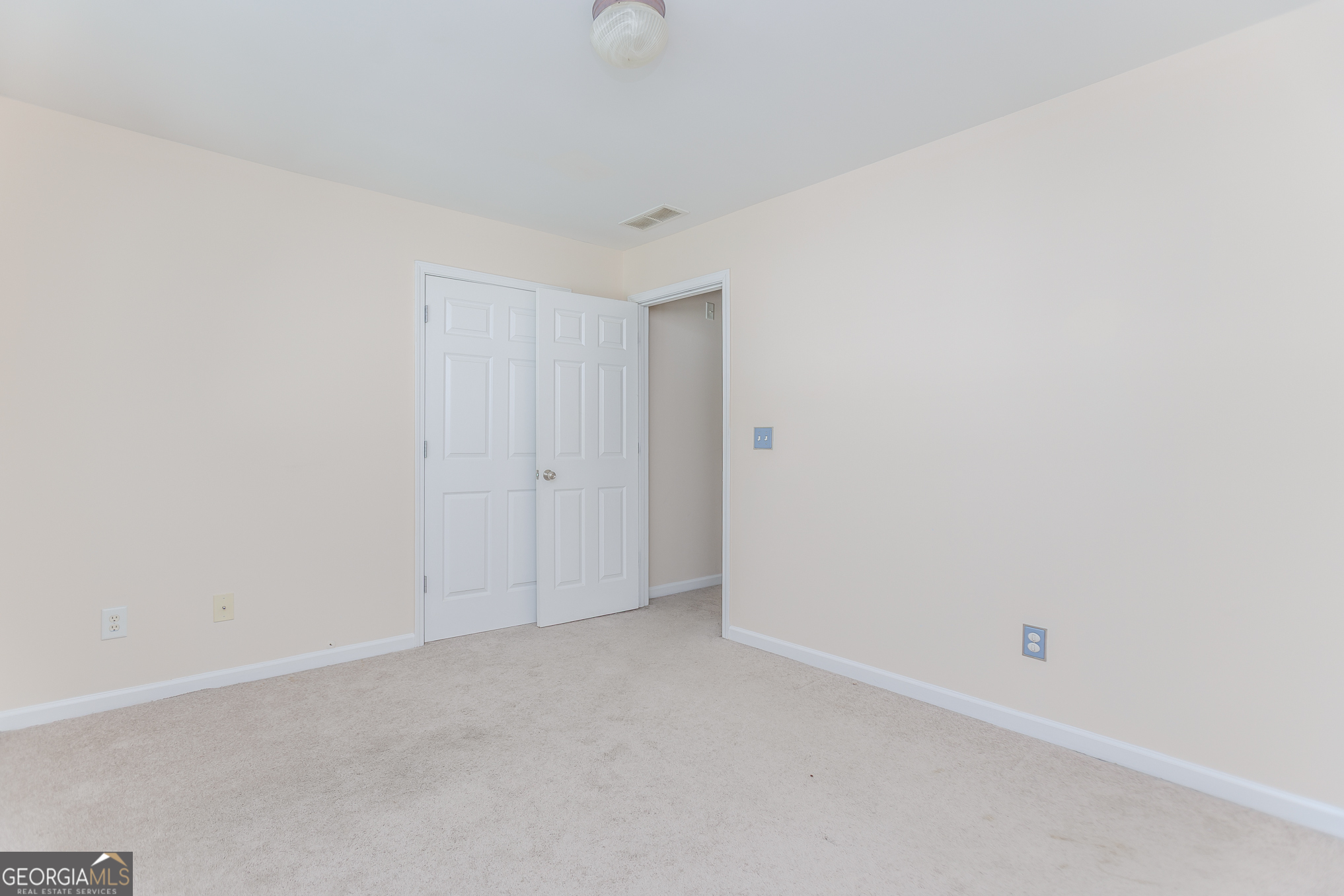922 Lakeside Court