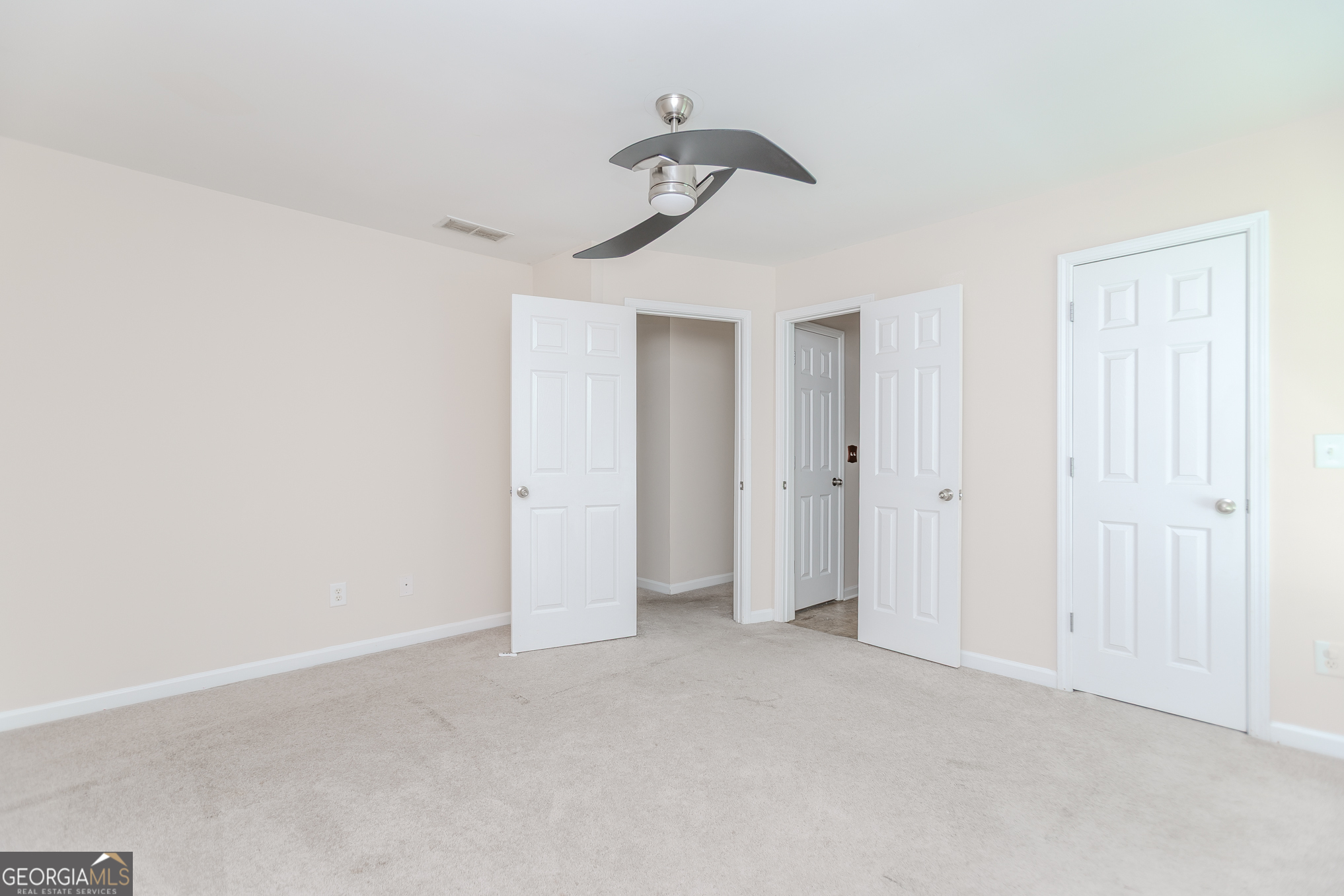 922 Lakeside Court