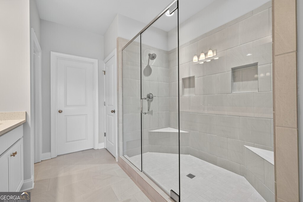 5662 Evelyn Lane