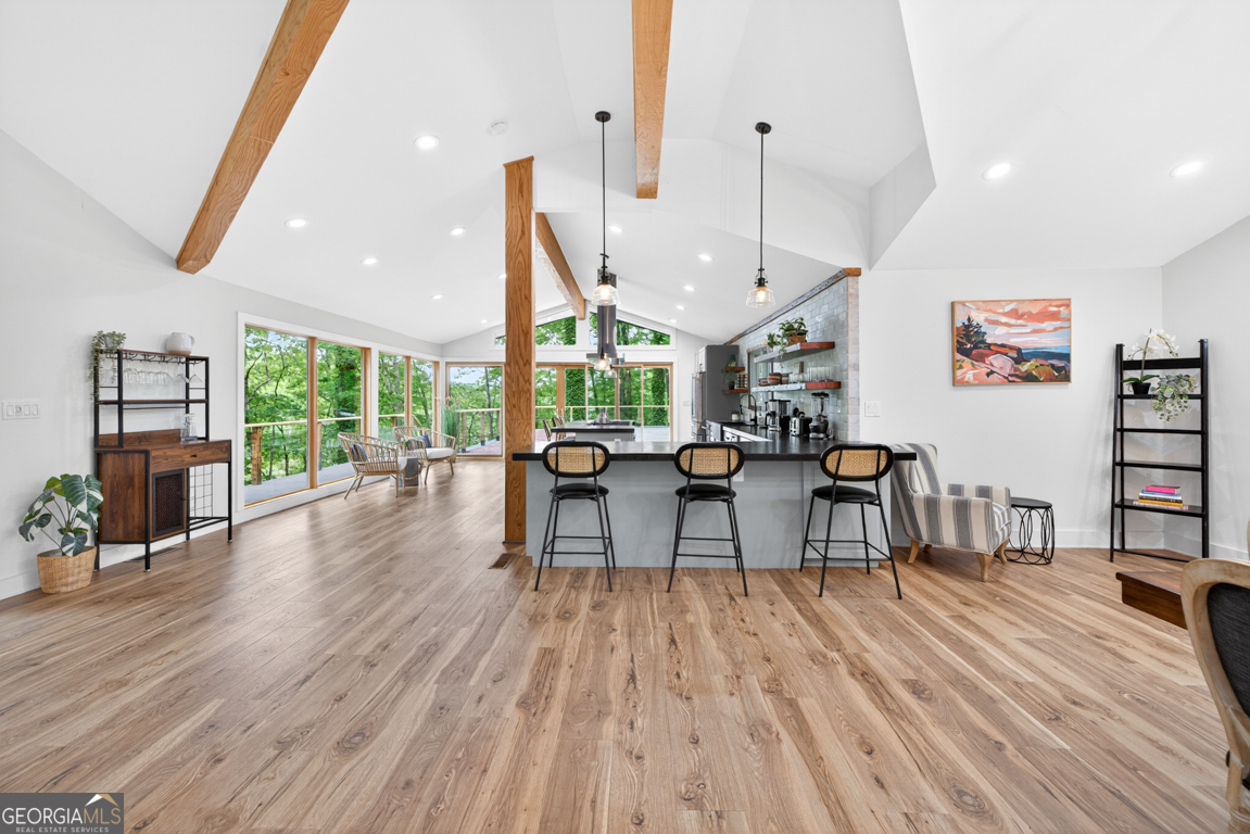 3327 Hickory Point