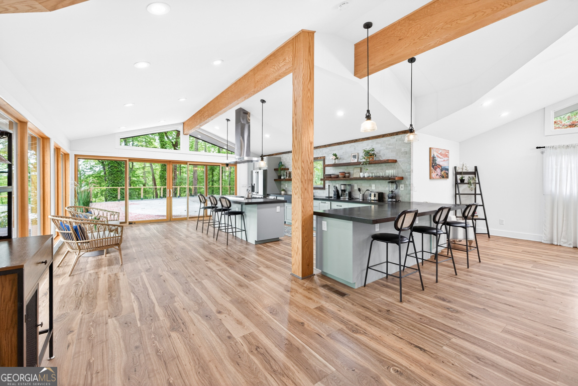 3327 Hickory Point